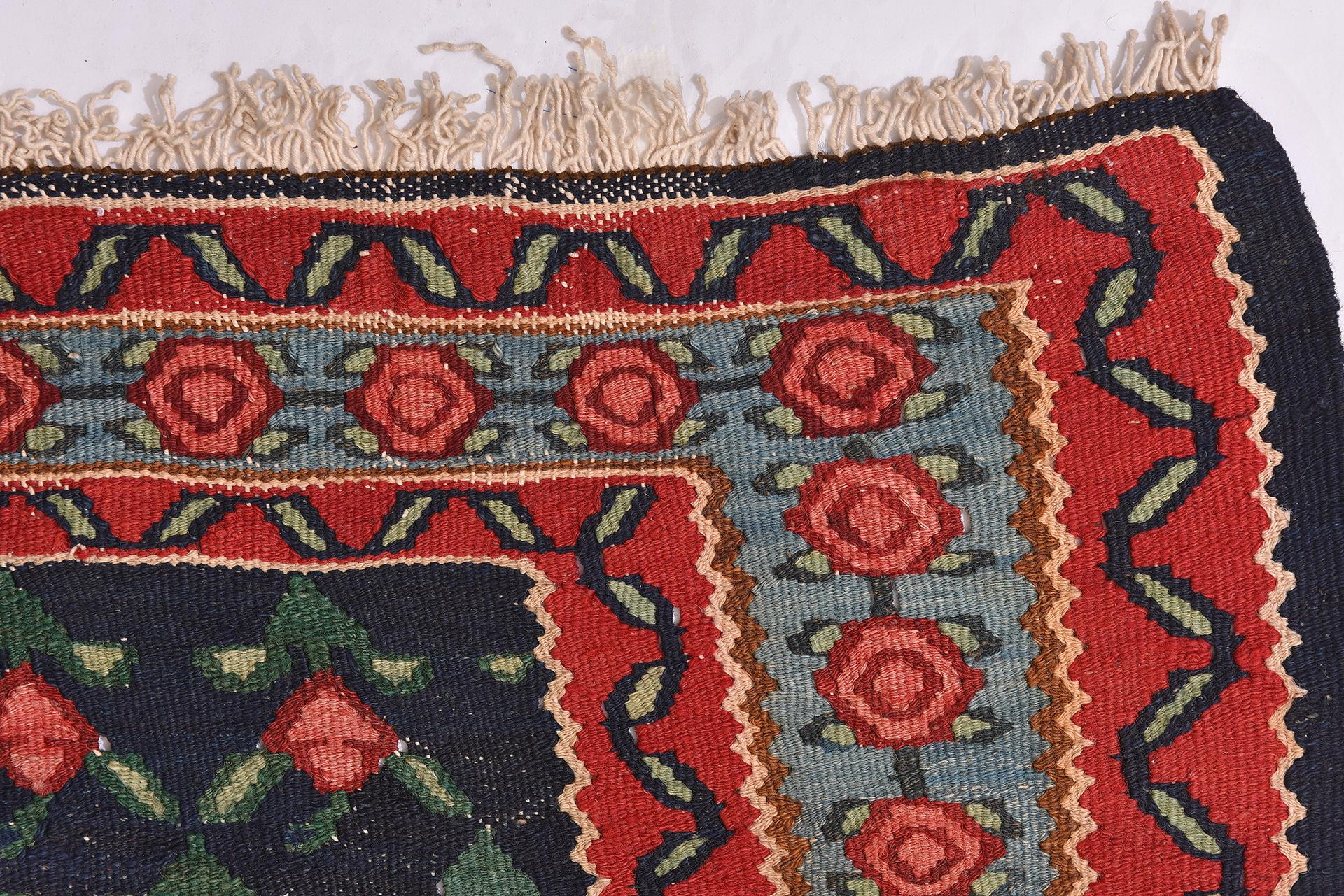 Vintage Oriental Kilim with Roses In Excellent Condition For Sale In Alessandria, Piemonte