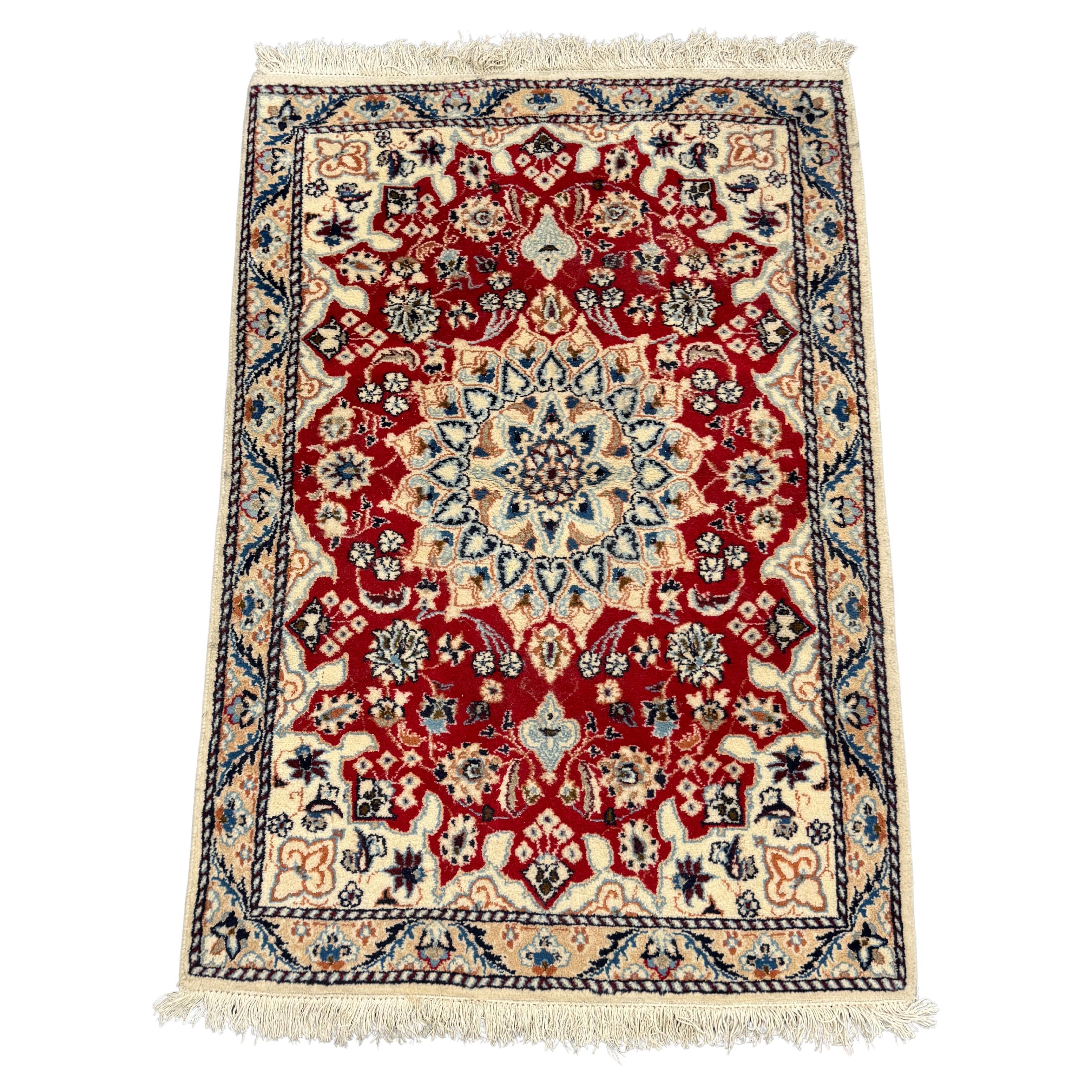 Vintage Oriental Persan Turkish Wool Rug Red with Floral Ornaments (Tapis de laine oriental persan turc rouge avec ornements floraux)