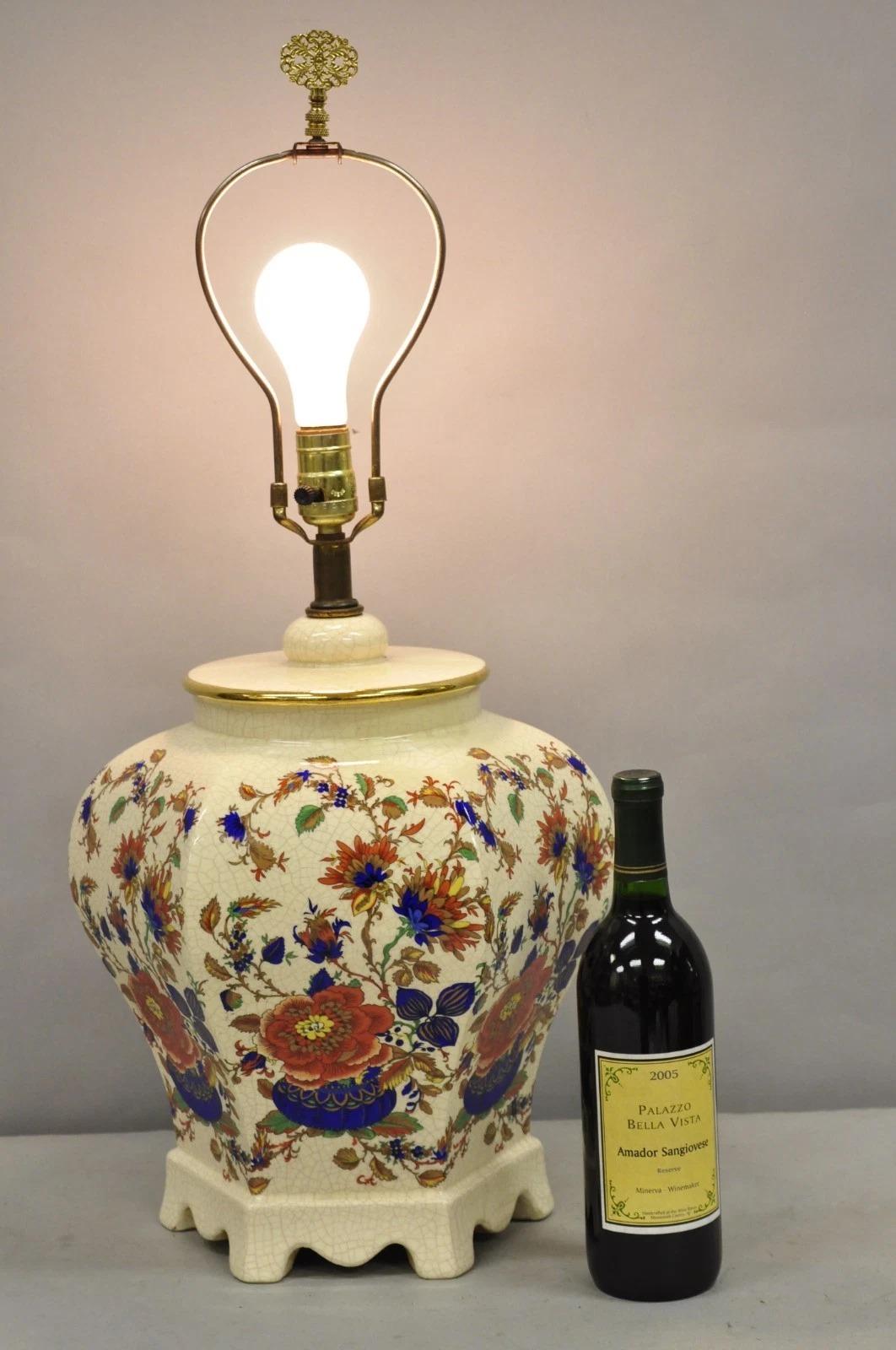 Lampada da tavolo orientale in porcellana esagonale con fiori decorati e smaltati a fuoco. Circa alla fine del XX secolo. Misure: 29