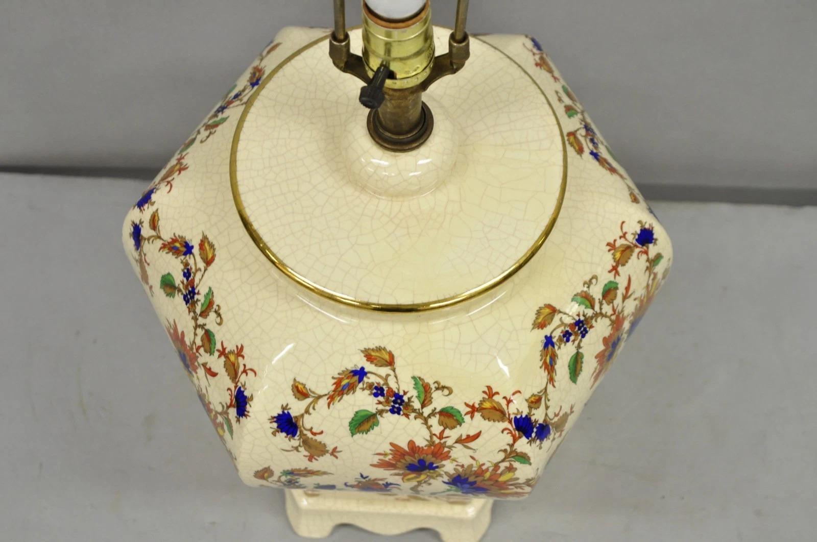 Lampada da tavolo orientale in porcellana esagonale con fiori decorati e barattolo di zenzero In condizioni buone in vendita a Philadelphia, PA