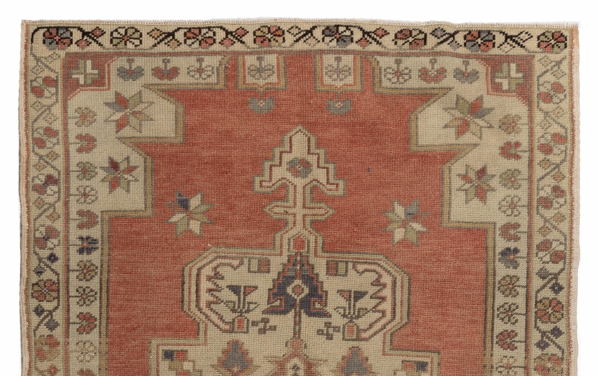 Ein einzigartiger türkischer Teppich aus der Mitte des Jahrhunderts in gut erhaltenem Zustand.
Der Teppich ist aus natürlicher Schafwolle handgeknüpft und hat einen weichen, mittelhohen Flor. Er ist fein gewebt, sehr robust und eignet sich sowohl