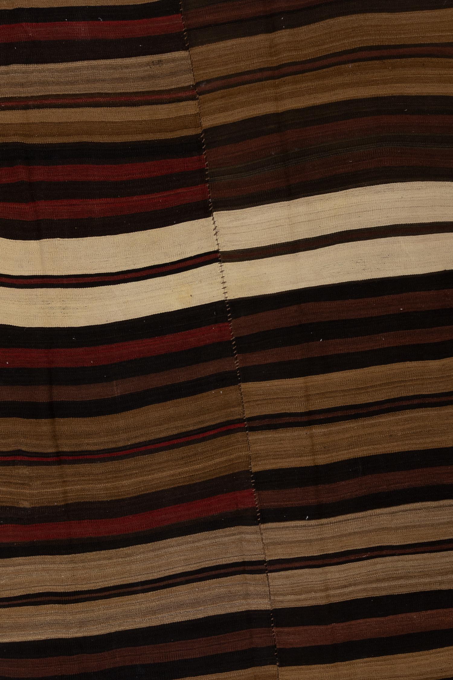 Alter: ca. 1950

Farben: 

Stapel: niedrig

Abnutzungshinweise: 2

Material: Wolle auf Baumwolle. 


Vintage-Teppiche werden im Laufe von Monaten, manchmal Jahren, von Hand gefertigt. Ihre Unvollkommenheiten und Abnutzungserscheinungen