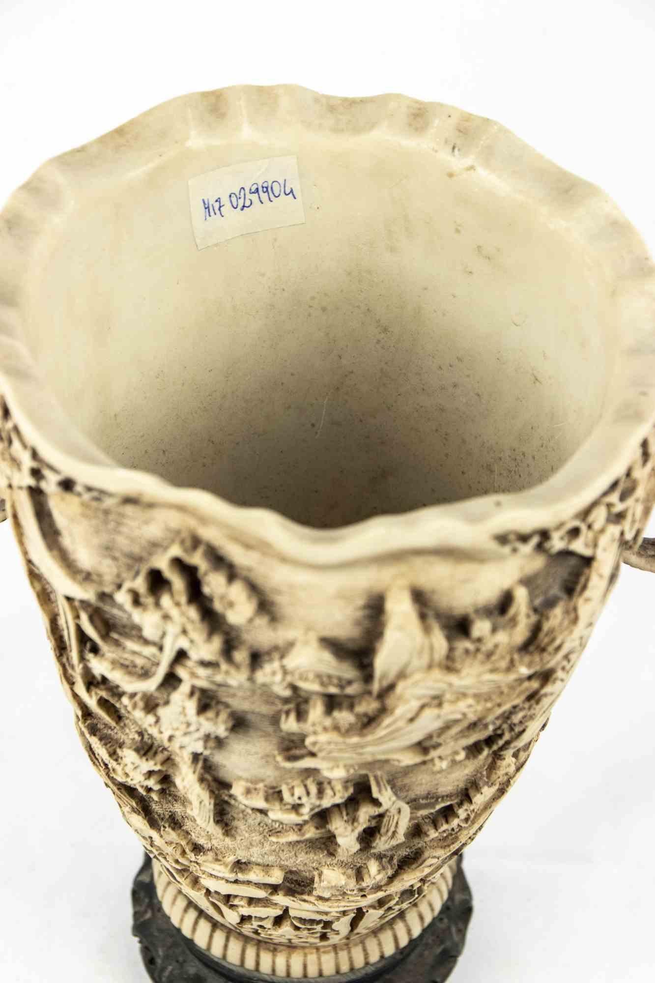 Le vase oriental vintage avec des éléphants est un objet décoratif original réalisé au milieu du 20e siècle. 

L'objet est décoré de scènes et de personnages originaux chinois et orientaux à la nature typique. Les anses du vase reproduisent le