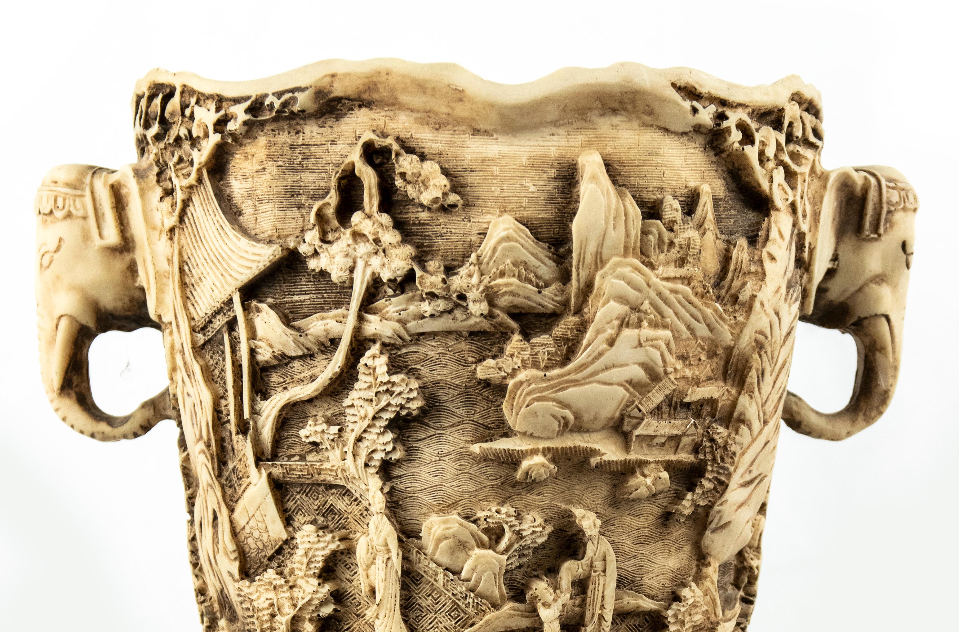 italien Vintage Oriental Vase with Elephants:: Italy:: Mid-20th Century