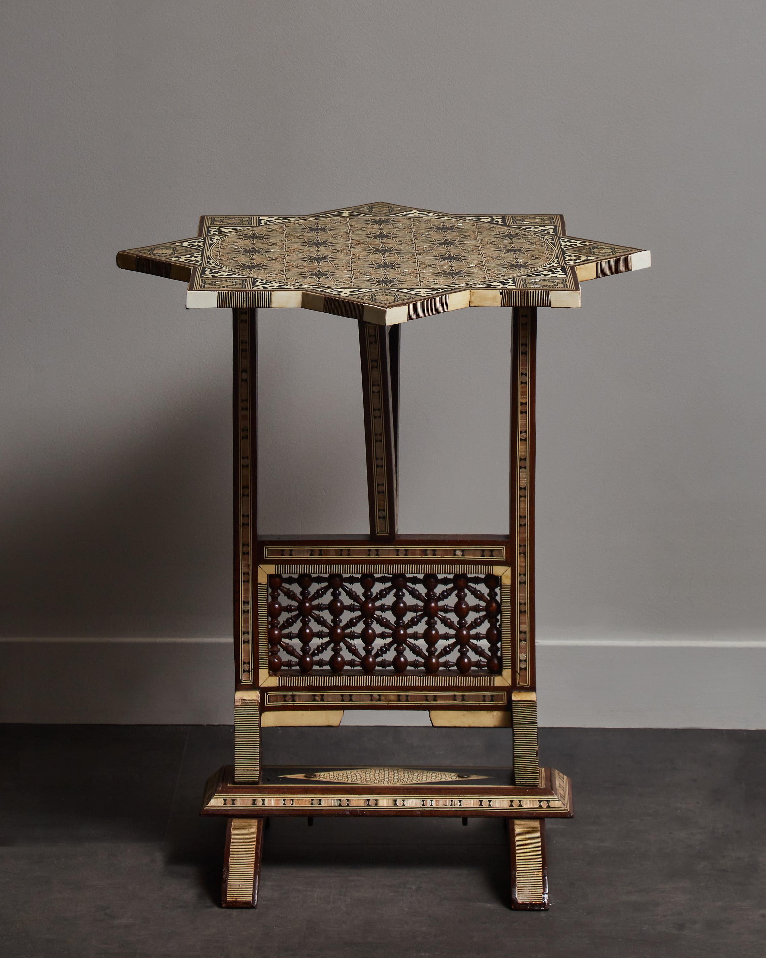 Pedestal oriental plegable vintage de madera y marquetería de nácar.