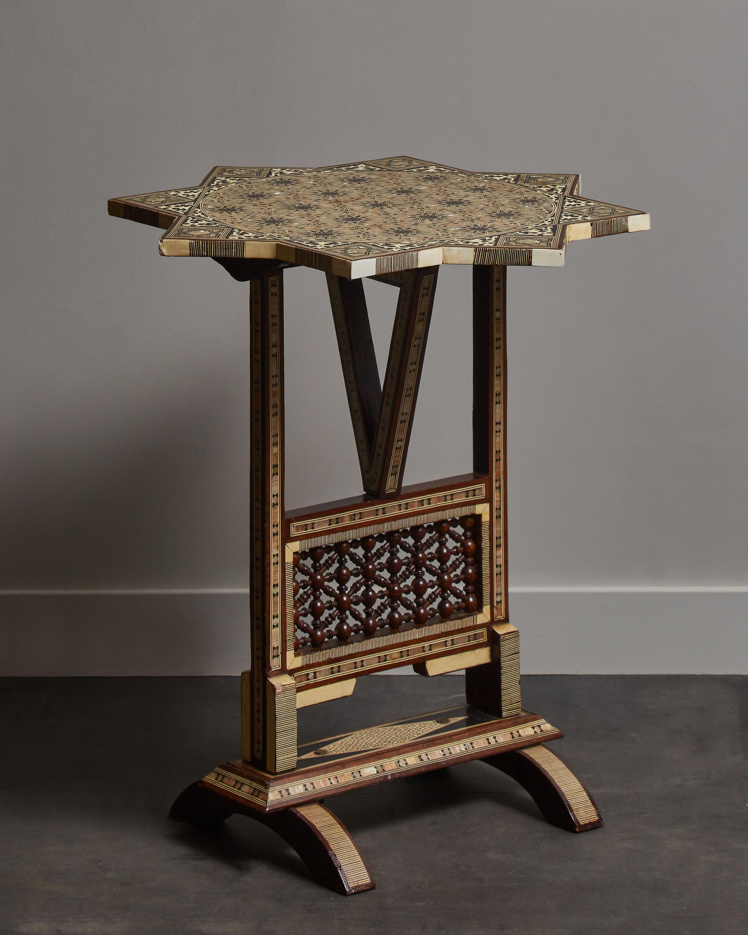 Pedestal Orientale Vintage A Precio De Coste Moderno de mediados de siglo en venta
