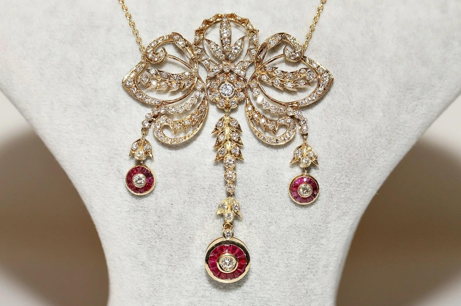 In ottime condizioni.
Il peso totale è di 19,8 grammi.
Il diamante è di circa 3,40 carati.
Il diamante ha colore G-H e purezza vvs-vs-s1.
Articolo vintage originale di circa 40-50 anni.
Totalmente è un rubino di circa 0,95 carati.
La lunghezza