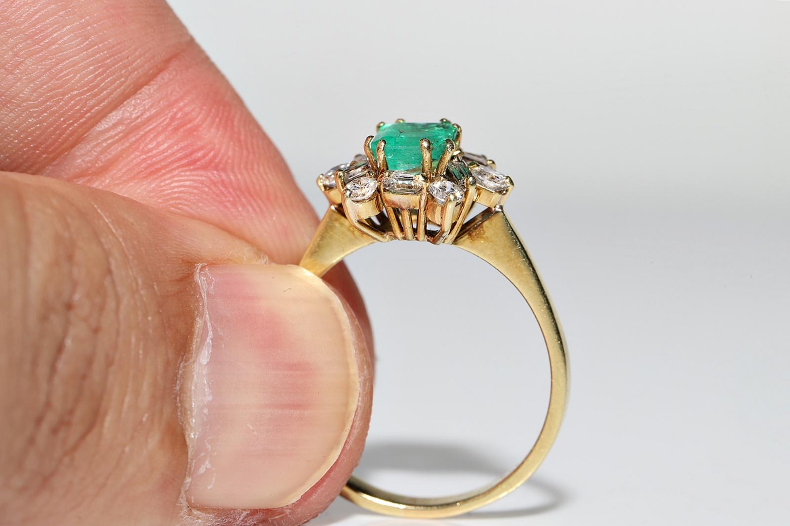 Vintage Original 18k Gold Natural Diamond And Emerald Decorated Pretty Ring For Sale 2