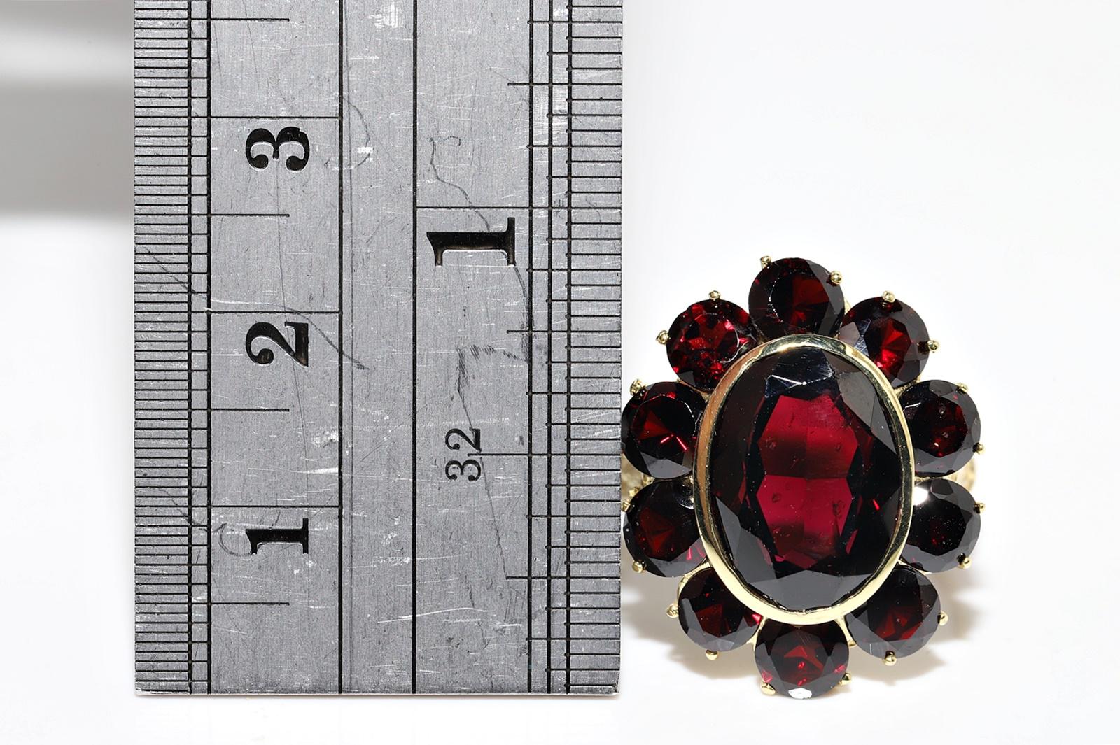 Vintage Original Circa 1960s 14k Gold Natural Garnet Decorated Strong Ring  In Good Condition For Sale In Fatih/İstanbul, 34