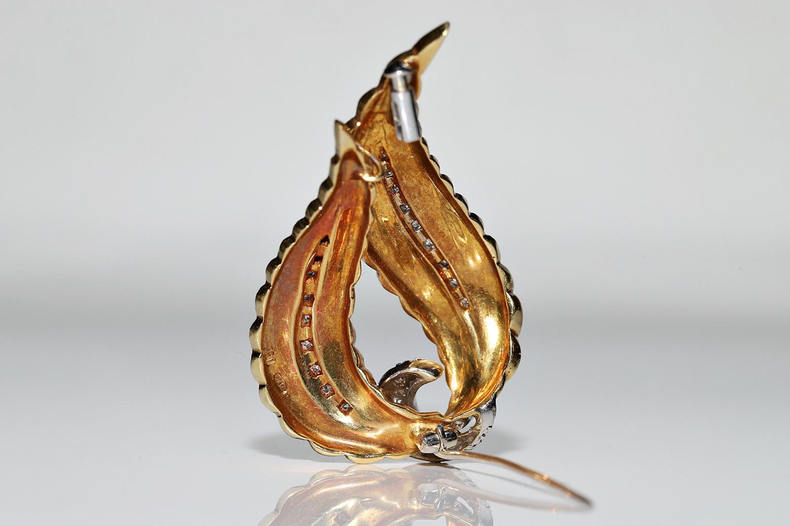 Taille brillant Brooche vintage originale des années 1970 en or 18 carats avec feuille de diamants naturels en vente