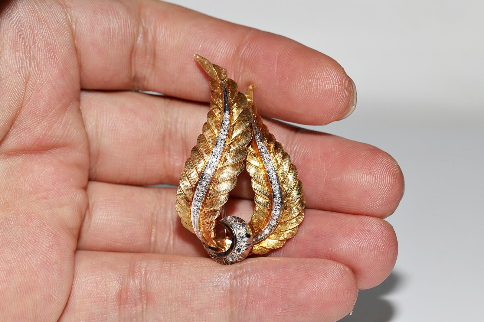 Vintage Original Circa 1970s 18k Gold Natural Diamond Leaf Brooche For Sale 1