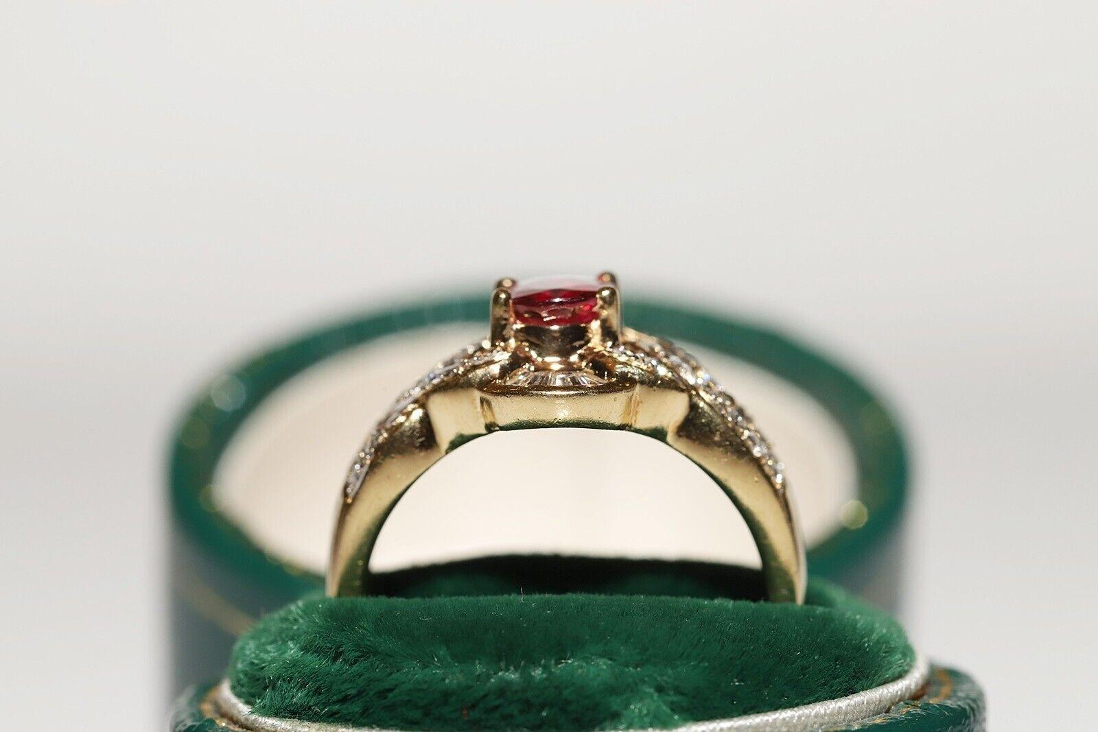Original Vintage Original Circa 1980er Jahre 18k Gold Natürlicher Diamant und Rubin Dekorierter Ring im Angebot 6