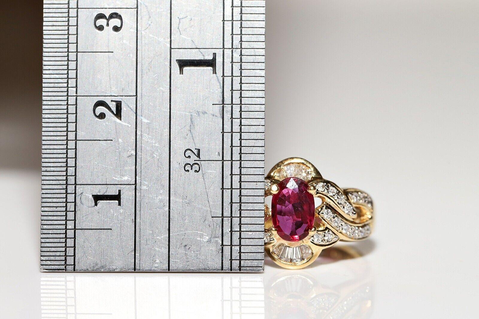 Original Vintage Original Circa 1980er Jahre 18k Gold Natürlicher Diamant und Rubin Dekorierter Ring (Brillantschliff) im Angebot