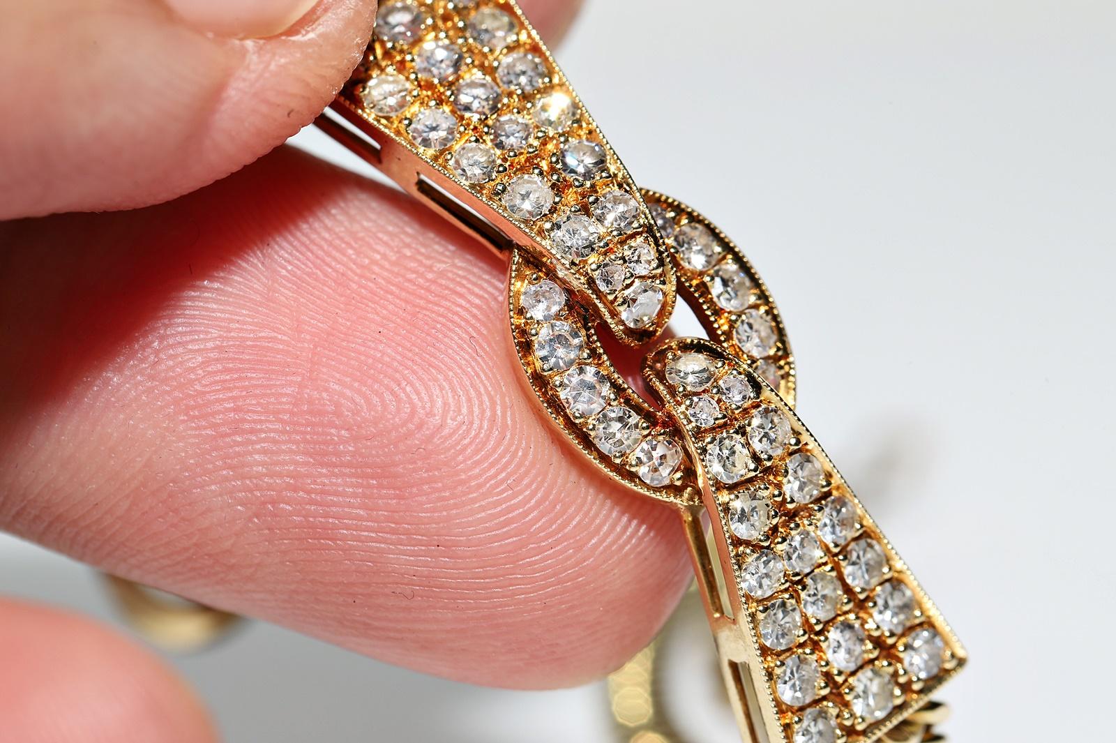Vintage Original Circa 1980s 18k Gold Natural Diamond Decorated Pretty Bracelet  For Sale 3