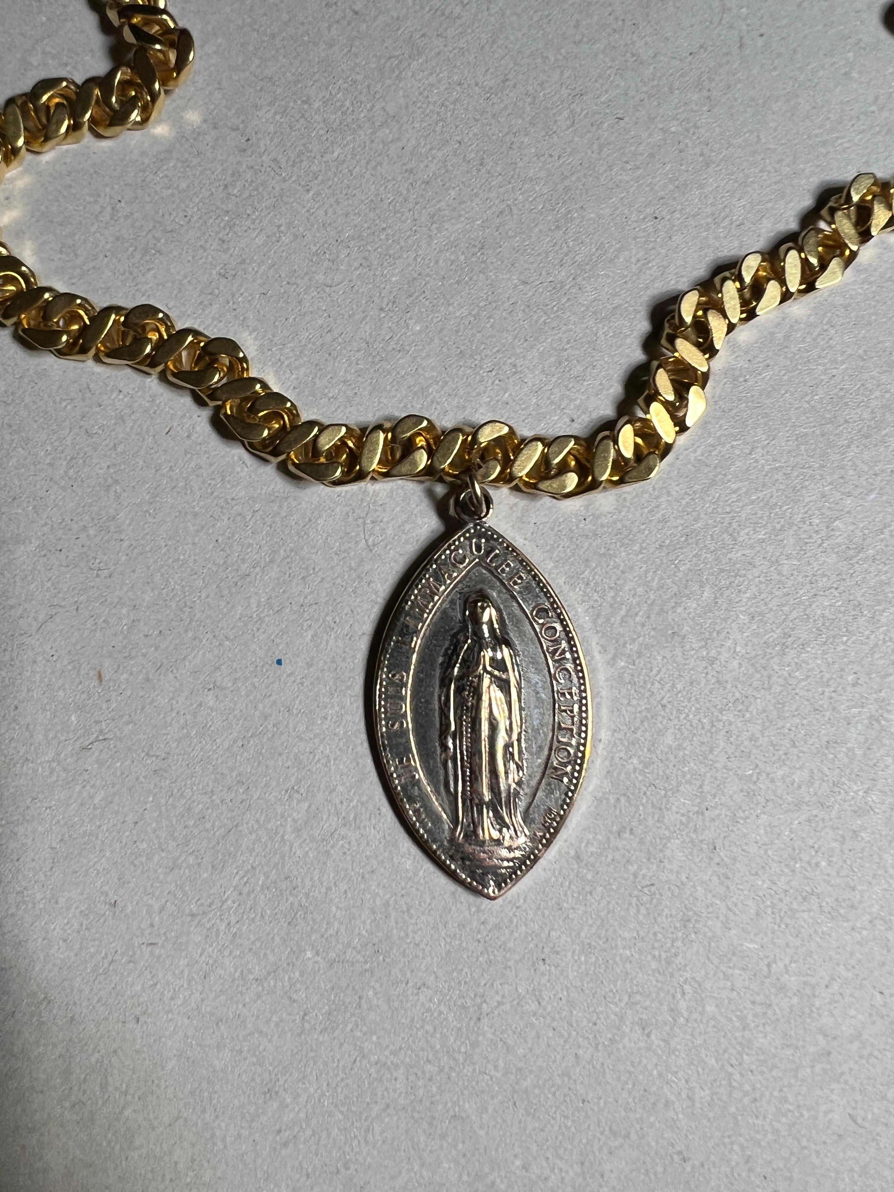 Collier à pendentif médaillon français original vintage en plaqué or avec chaîne en vente 1