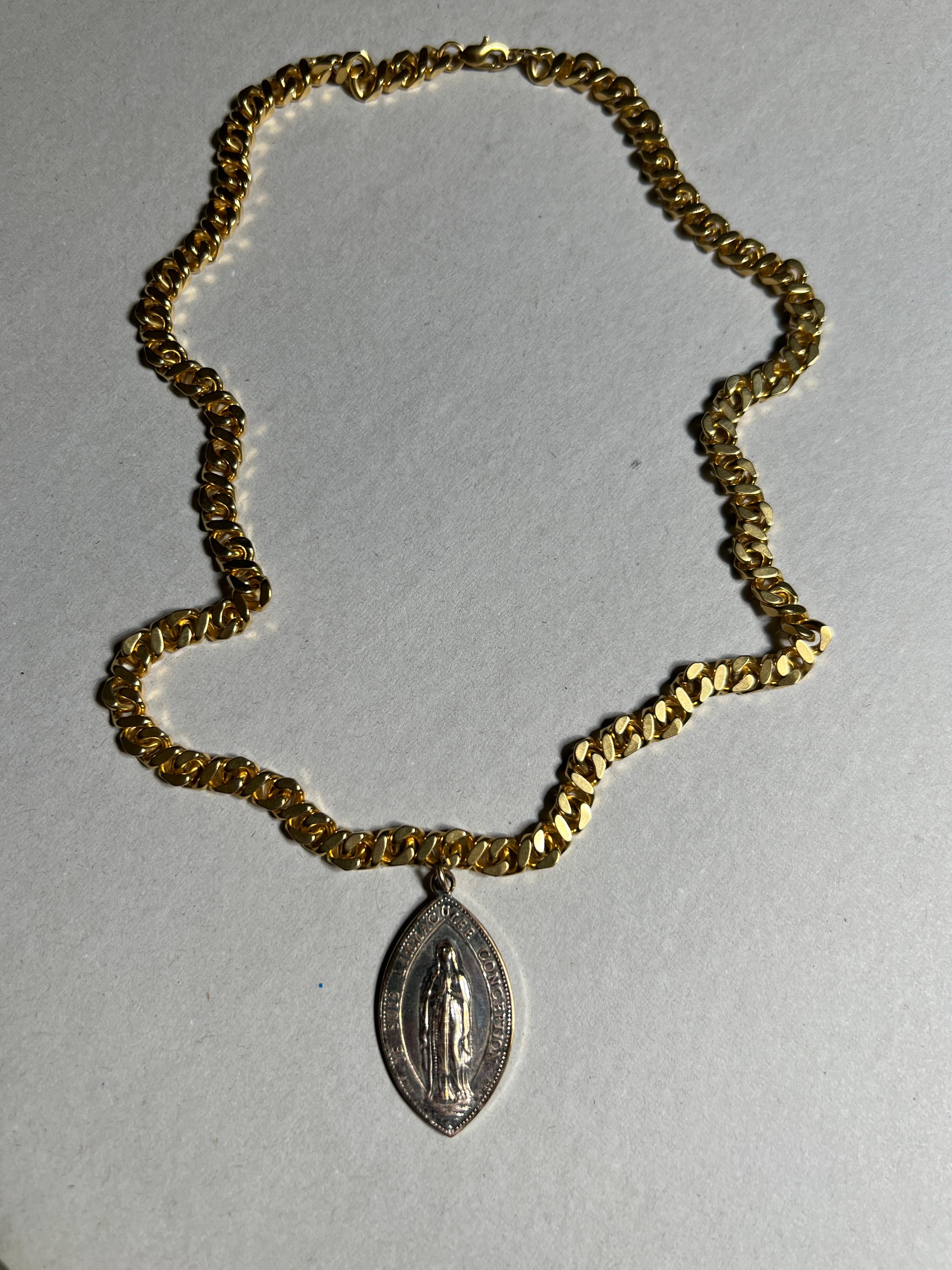 Collier à pendentif médaillon français original vintage en plaqué or avec chaîne en vente 2