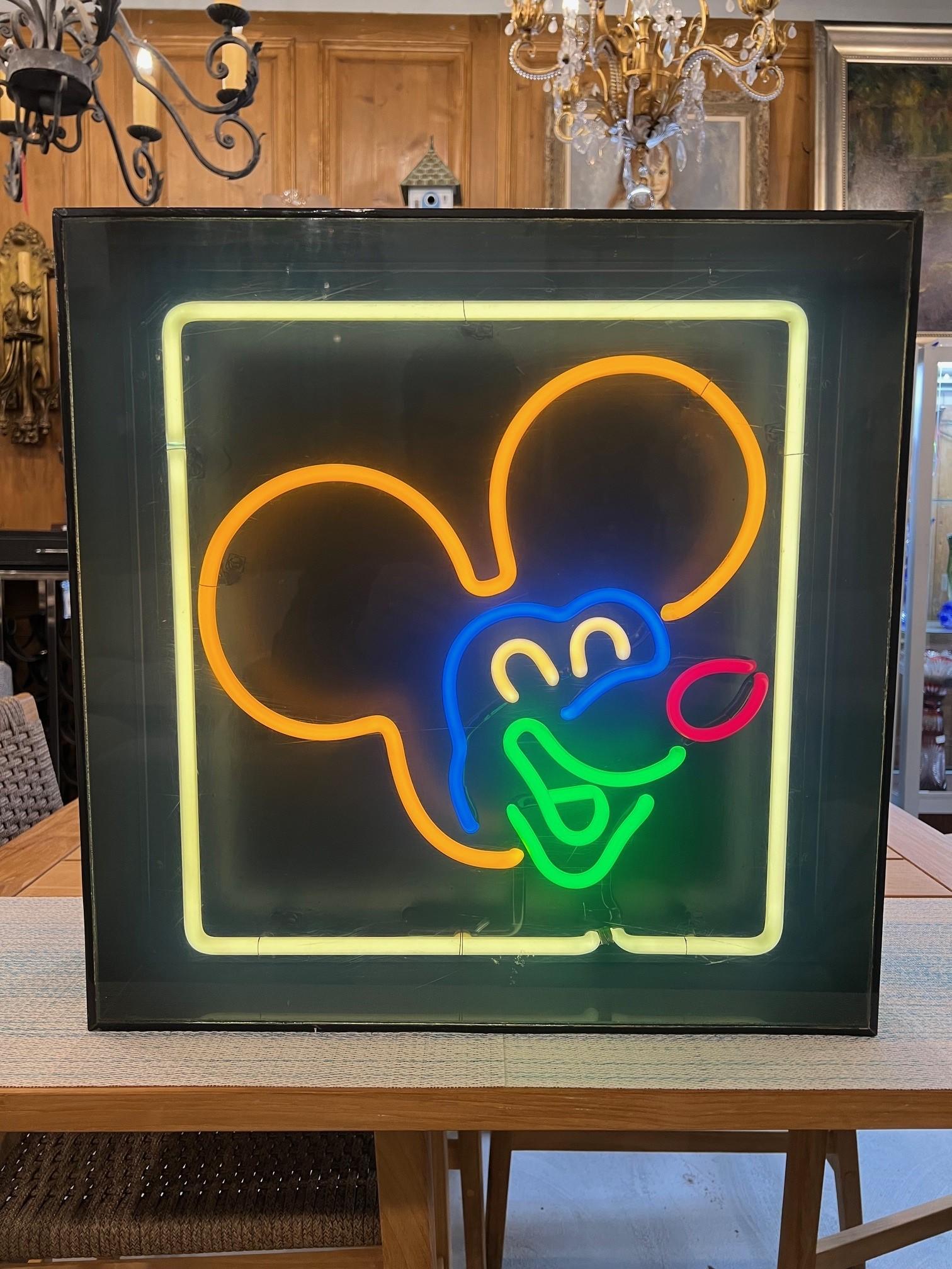 Magnifique enseigne lumineuse Mickey Mouse originale des années 1970 en état de marche. Il s'agit d'une superbe pièce avec de véritables tubes en verre néon dans une boîte en métal avec une façade en lucite noire. Il s'agit d'une pièce amusante,