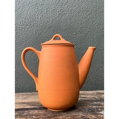 Caffettiera originale vintage dello Studio Pottery di colore arancione