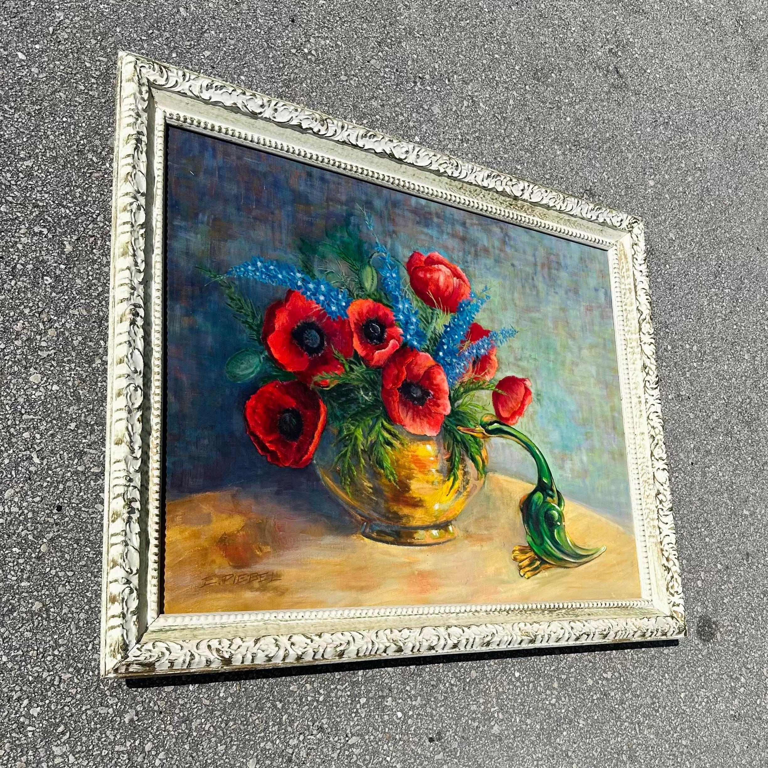 Dieser Blumenschmuck ist eine wunderbare, subtile Ergänzung für einen Raum. Im Mittelpunkt steht ein Topf mit roten Blumen, und das Stück verwendet kräftige Primärfarben, um eine prächtige Komposition zu schaffen. Erworben aus einem Nachlass in Palm