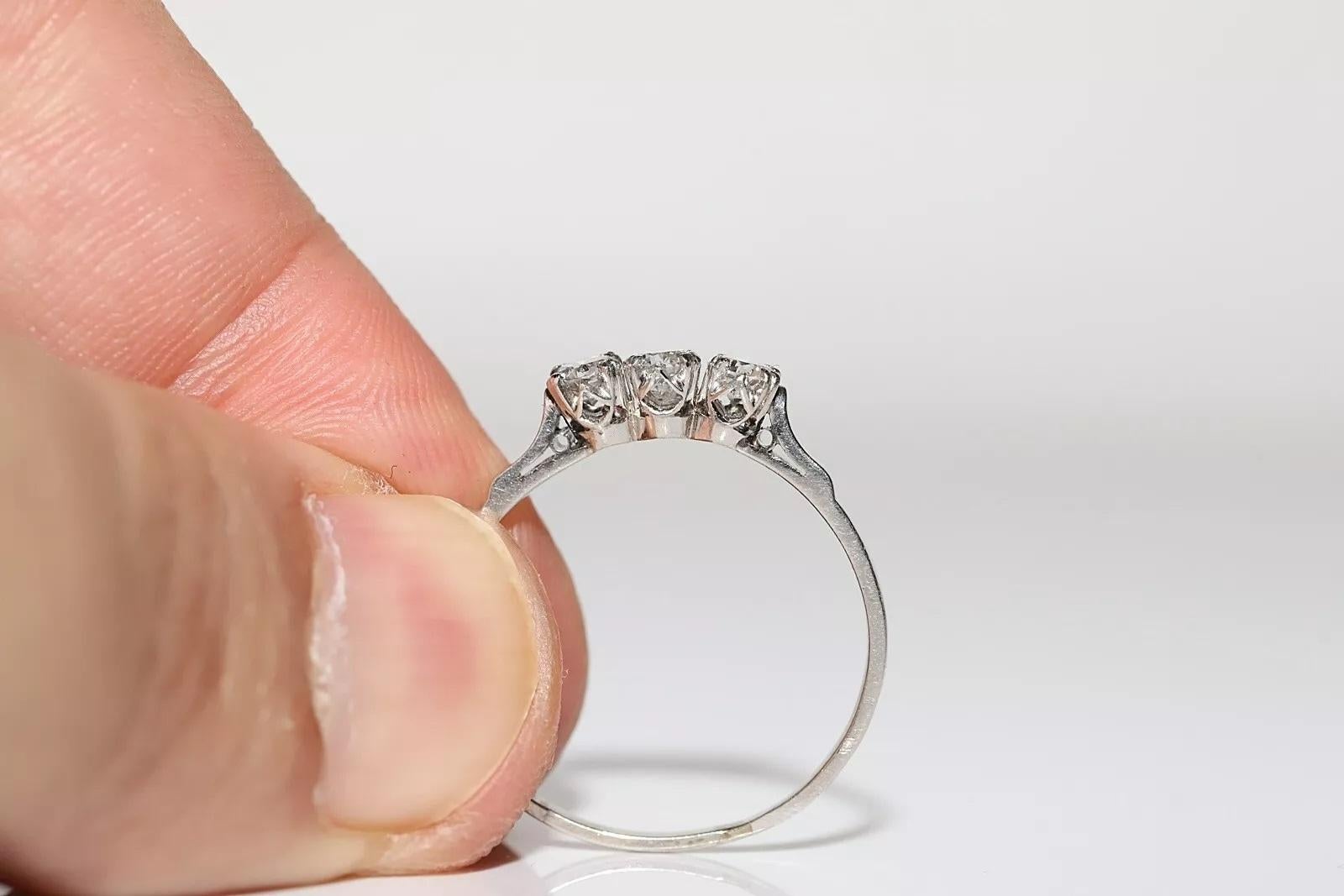 Anello originale d'epoca in platino con diamante naturale e tre pietre decorate in vendita 4