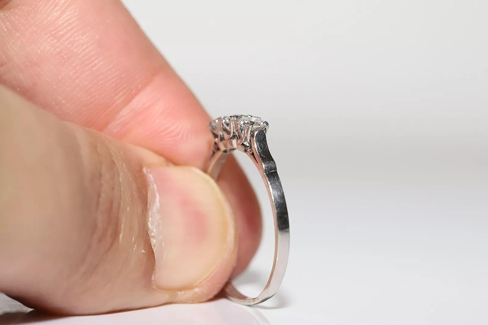 Anello originale d'epoca in platino con diamante naturale e tre pietre decorate in vendita 5