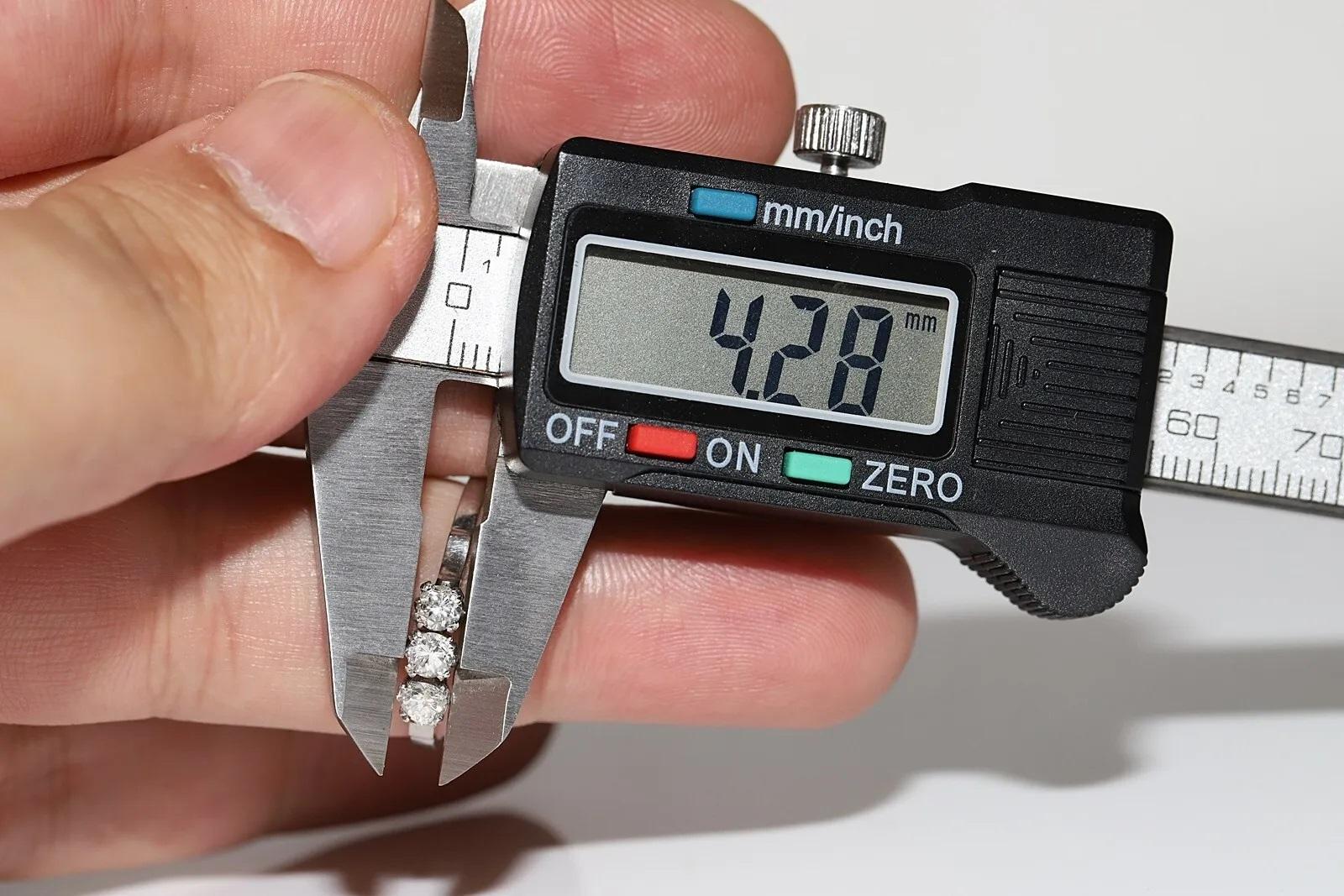 Anello originale d'epoca in platino con diamante naturale e tre pietre decorate in vendita 6