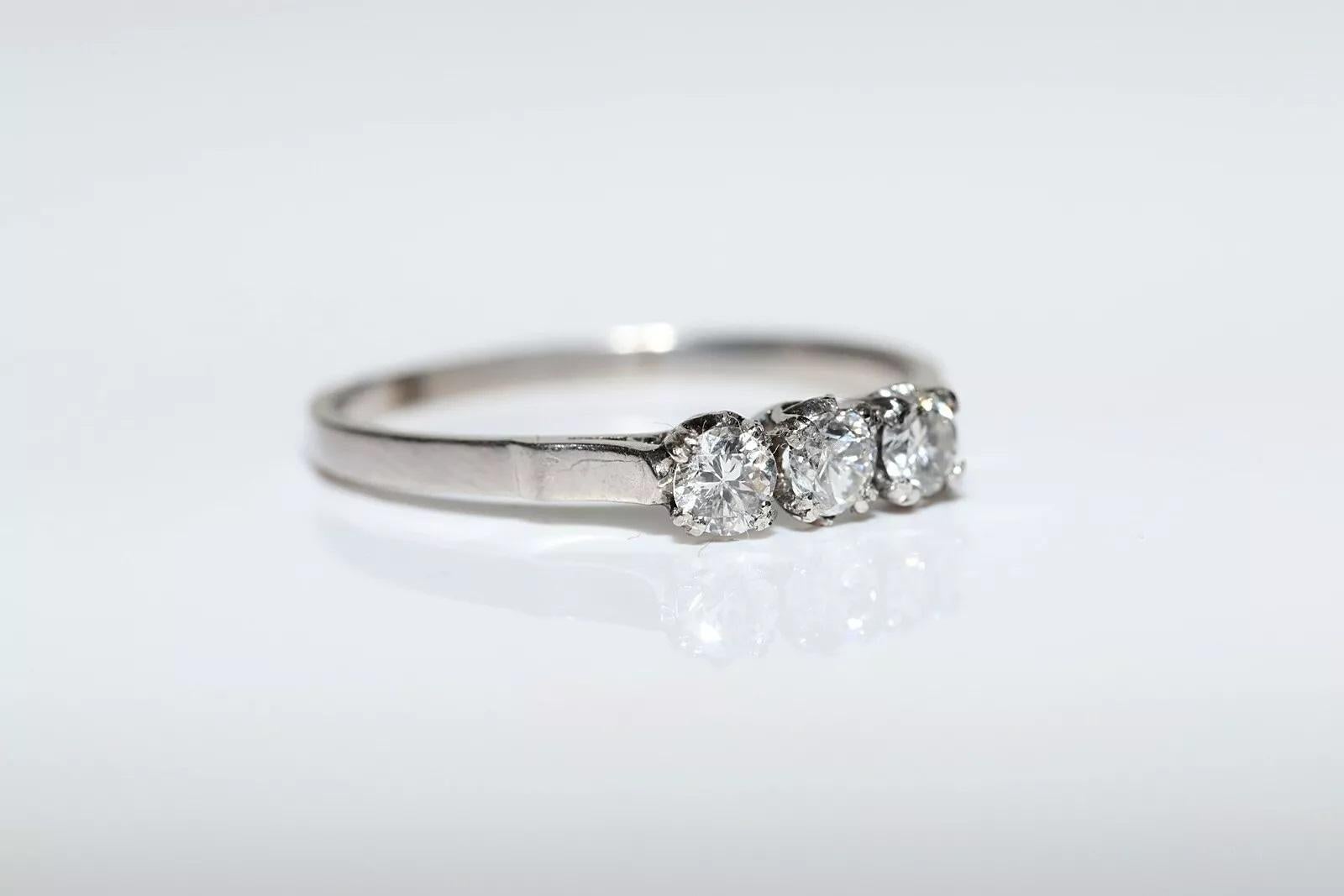 Rétro Anello originale d'epoca in platino con diamante naturale e tre pietre decorate in vendita