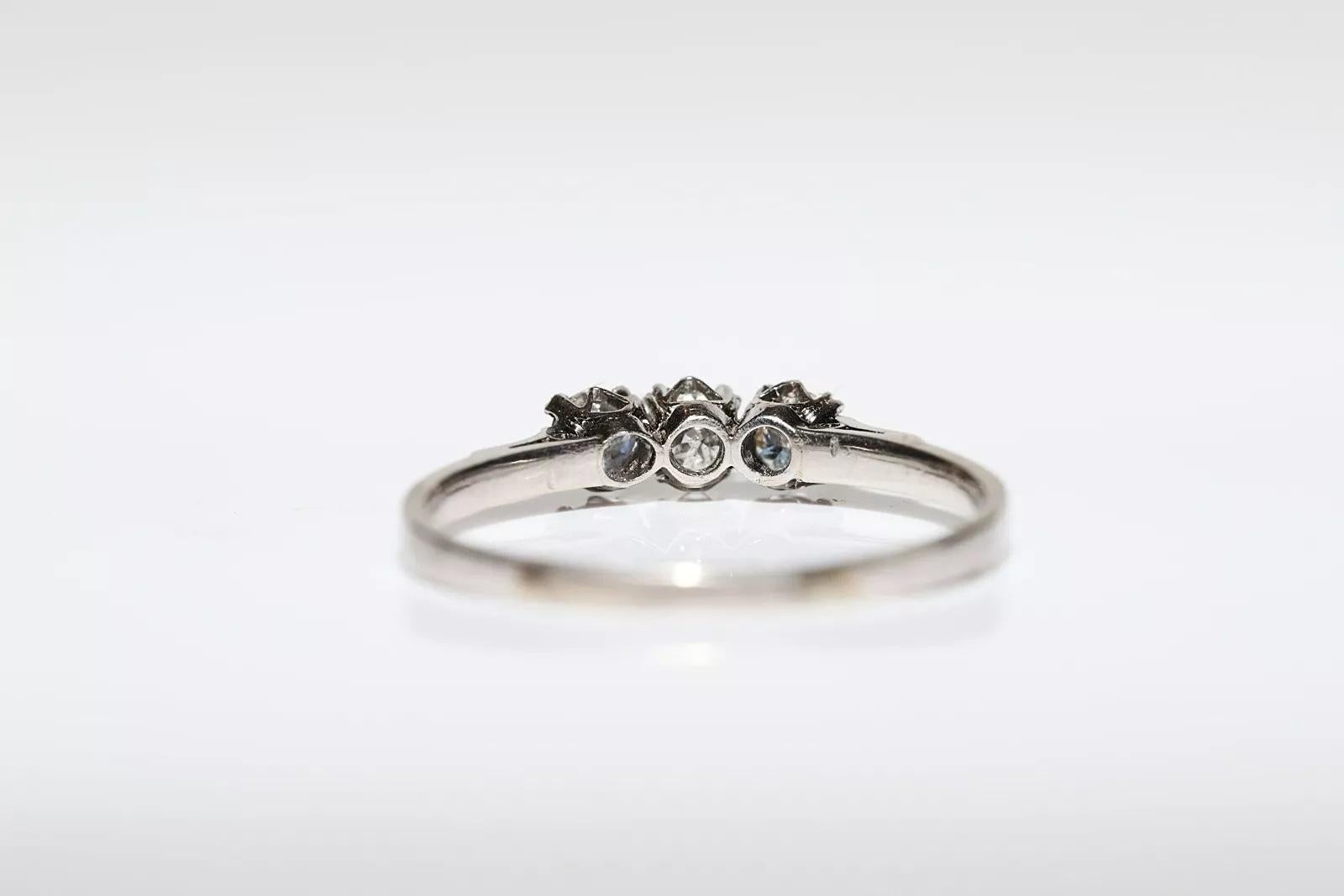 Taglio brillante Anello originale d'epoca in platino con diamante naturale e tre pietre decorate in vendita