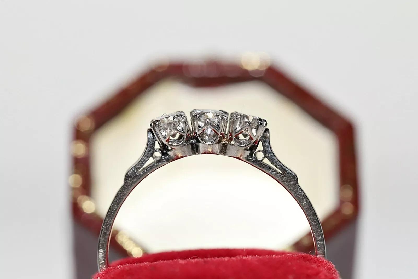 Donna Anello originale d'epoca in platino con diamante naturale e tre pietre decorate in vendita