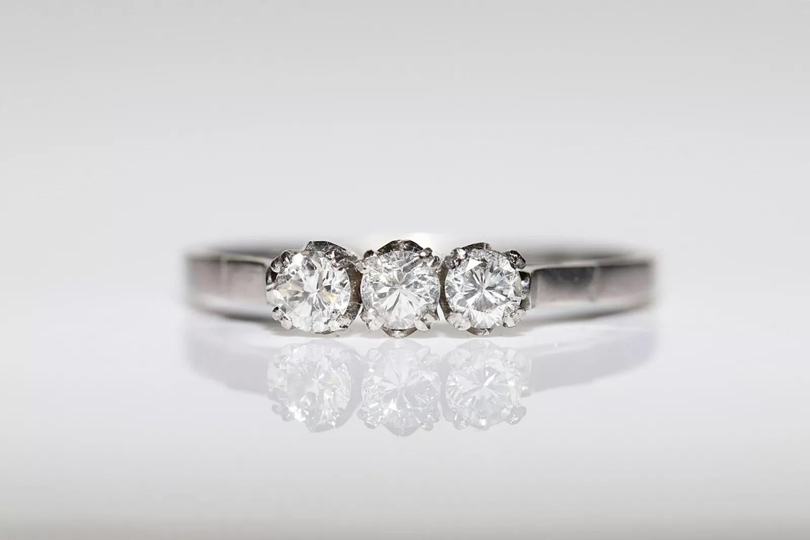 Anello originale d'epoca in platino con diamante naturale e tre pietre decorate in vendita 1