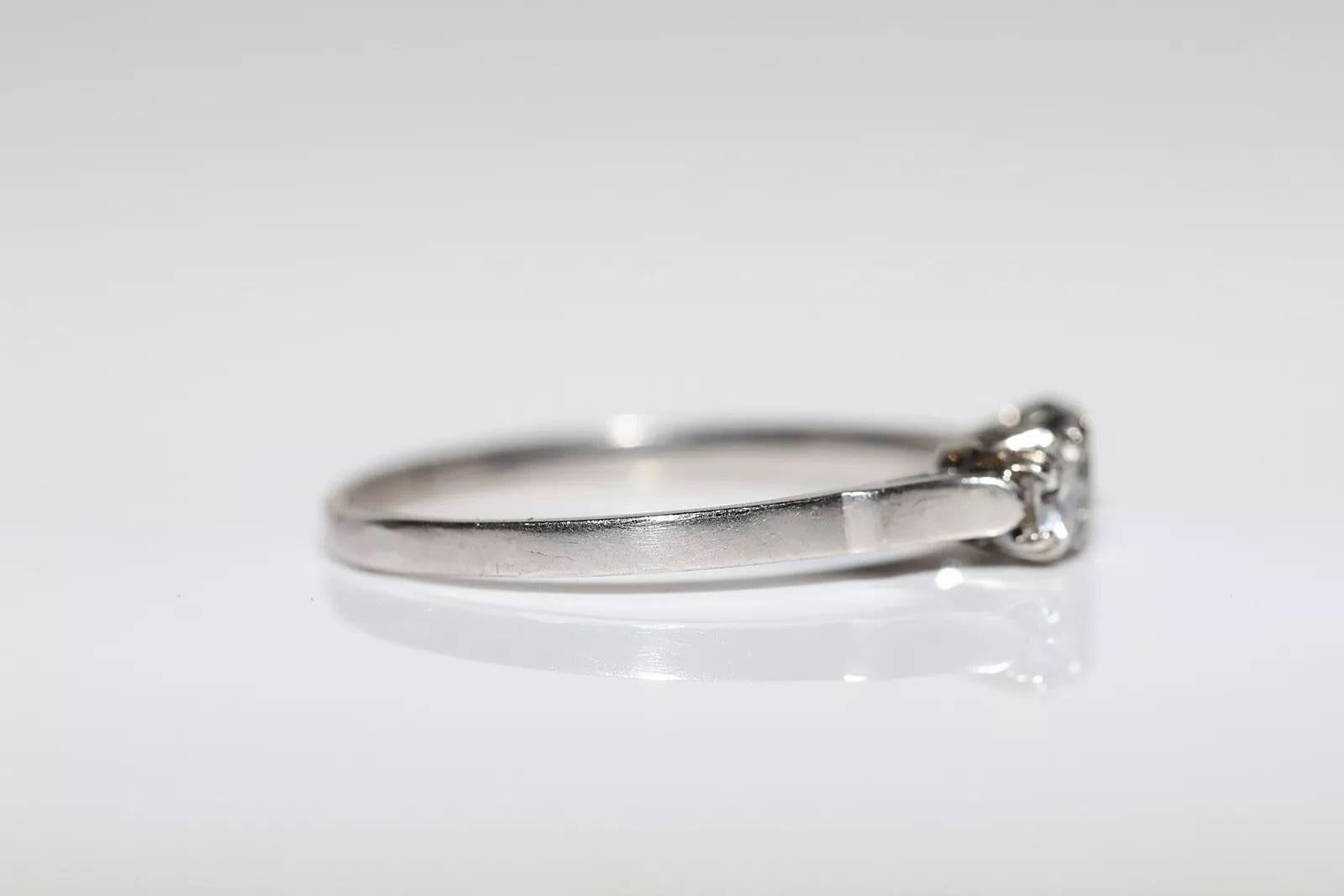 Anello originale d'epoca in platino con diamante naturale e tre pietre decorate in vendita 2