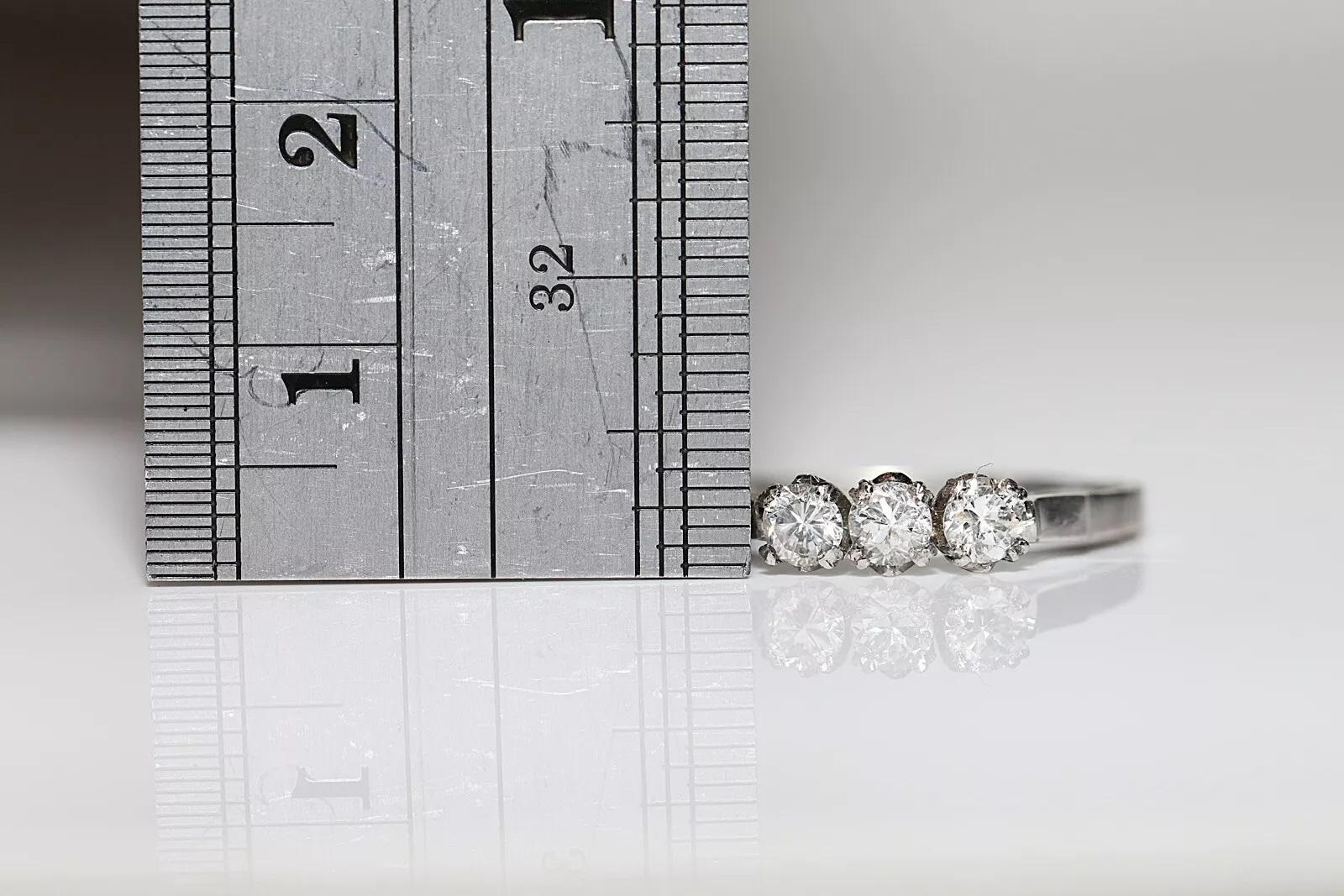 Anello originale d'epoca in platino con diamante naturale e tre pietre decorate in vendita 3
