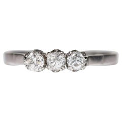 Anello originale d'epoca in platino con diamante naturale e tre pietre decorate