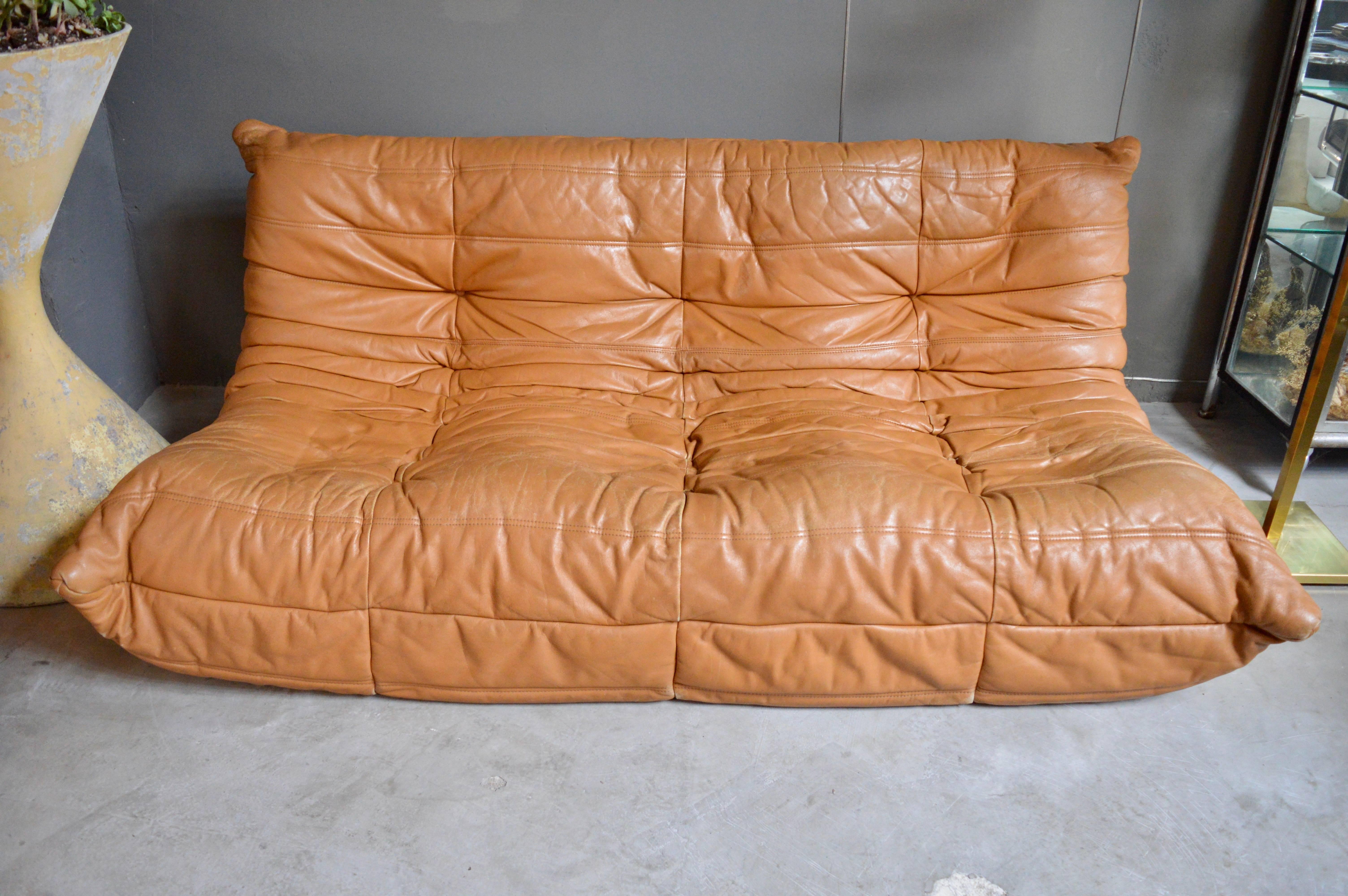 Rare canapé Togo et fauteuil Togo en cuir français vintage par Michel Ducaroy pour Ligne Roset. Cuir de selle original. Couleur très rare. Terriblement confortable. Les étiquettes sont toujours attachées. Les chaises sont en très bon état avec une
