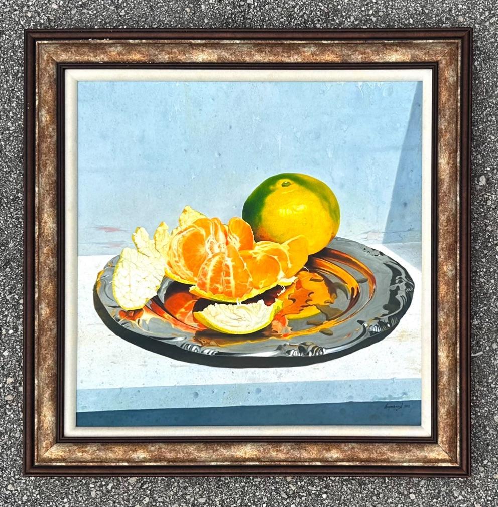 Dieses wunderschöne Stillleben ist eine realistische Darstellung eines Metalltellers mit geschälten Früchten darüber. Der hellblaue Hintergrund bildet einen schönen Kontrast zu den orangefarbenen Früchten. Dem Künstler ist es auch gelungen, eine