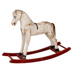 Vieux cheval à bascule original peint en blanc de Suède