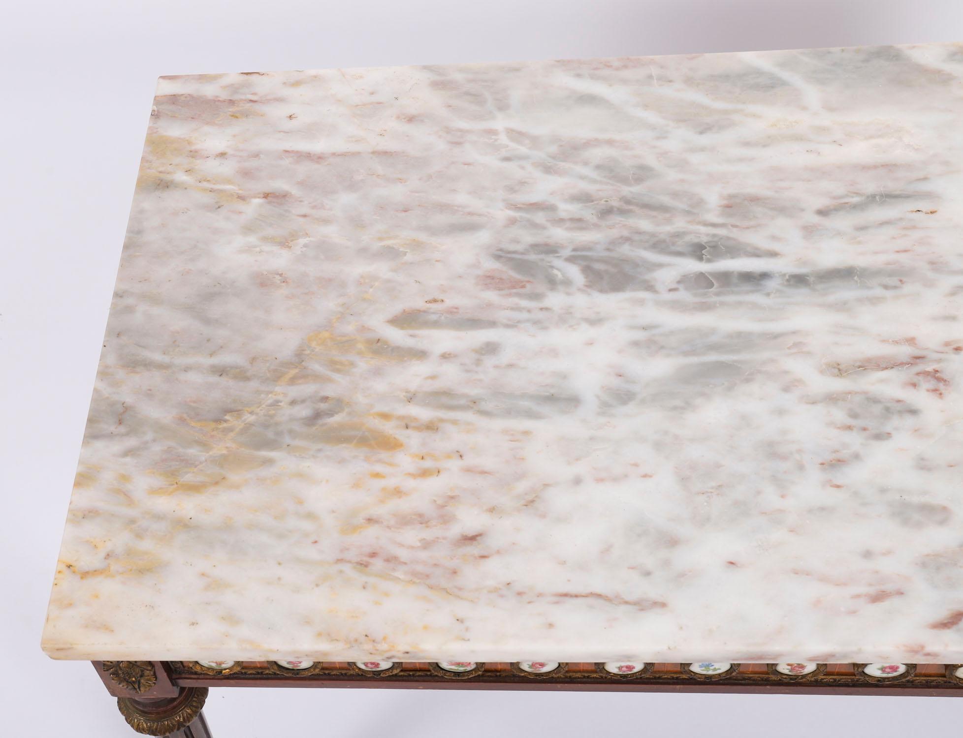 Bronze doré Vintage Ormolu Mounted Coffee Table Marble Top Mid 20th Century en vente