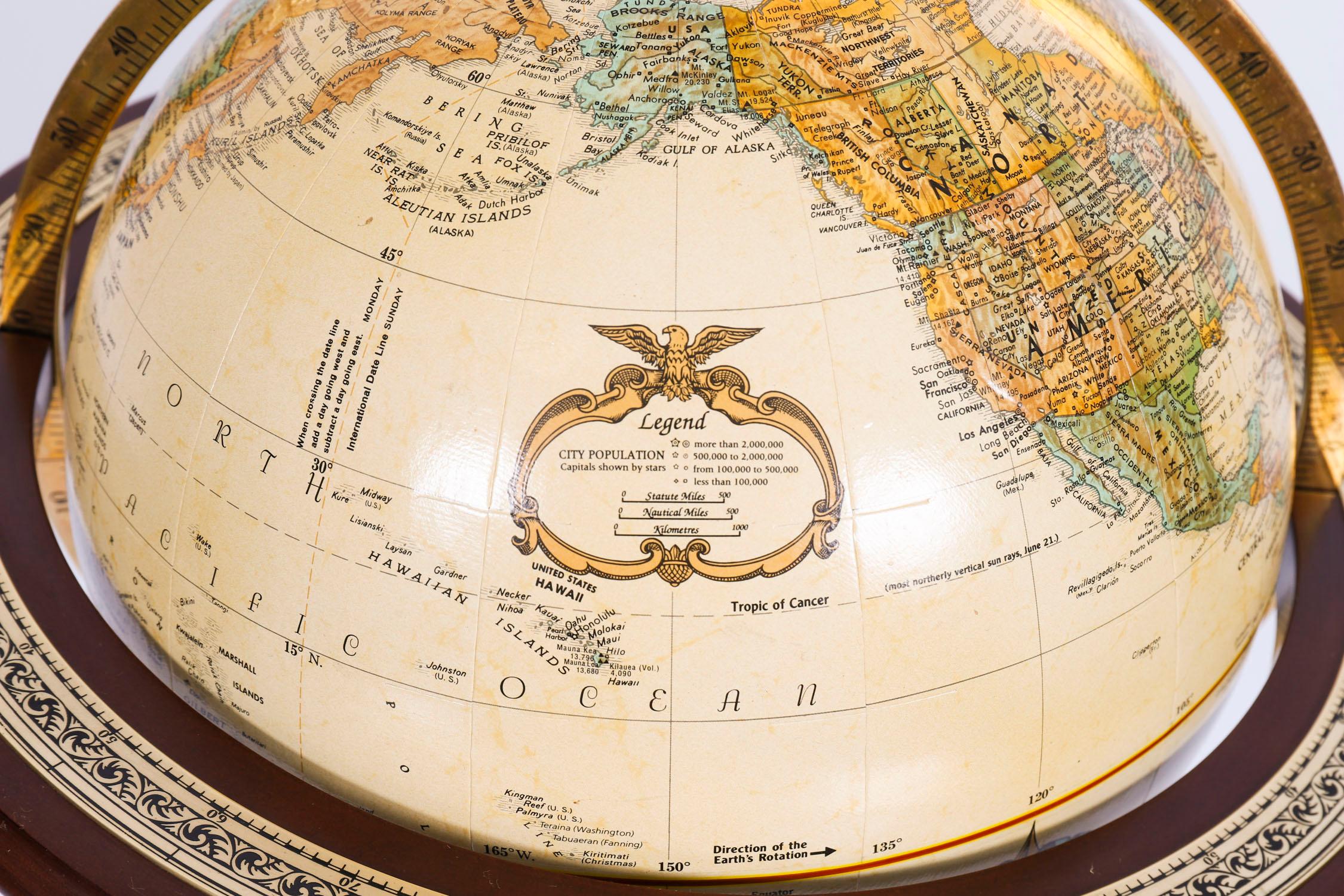 Ottone Globo da biblioteca terrestre d'epoca con montatura in ormolu e supporto del XX secolo in vendita