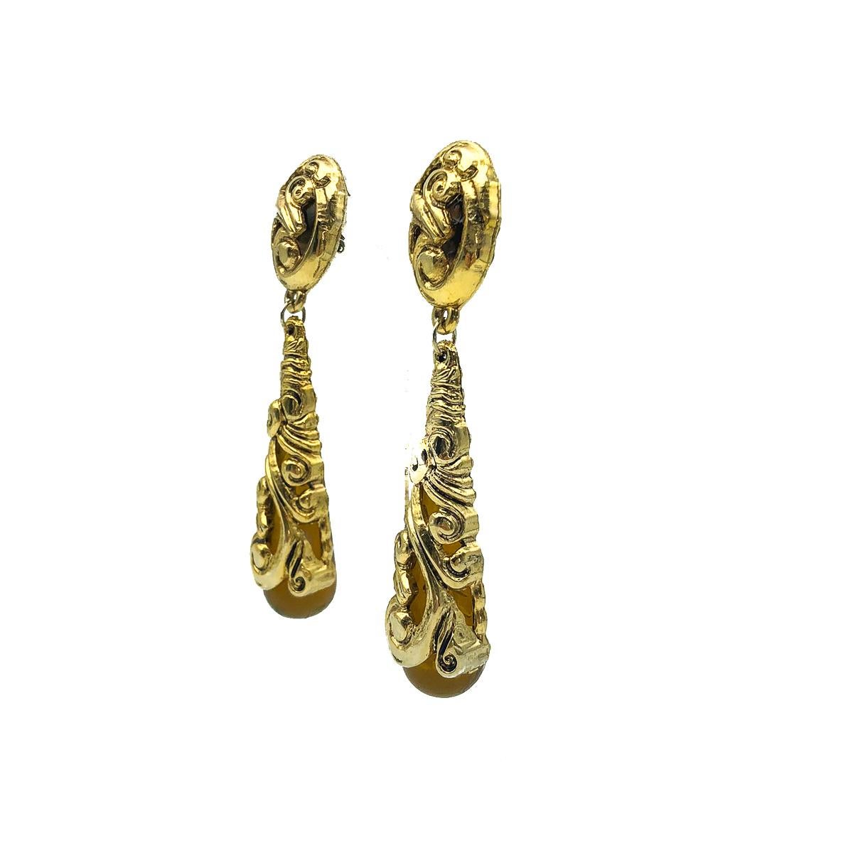 A seriously stunning pair of Vintage Tortoiseshell Drop Earrings. Crafted in faux tortoiseshell resin and with lightweight gold metal detailing overlaid. In very good vintage condition, a whopping 11.5cms. Such an impressive pair of statement