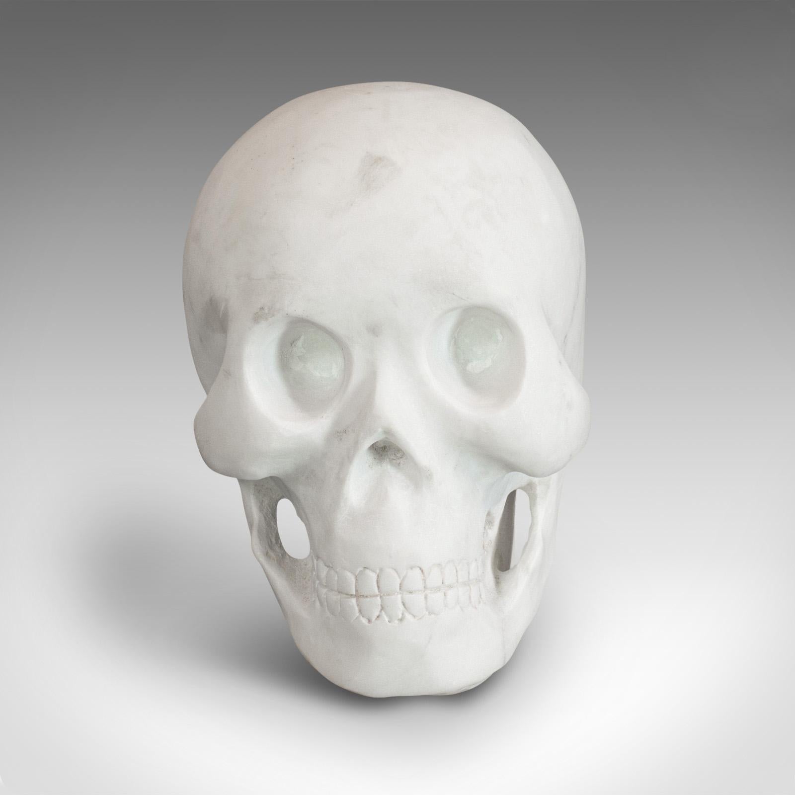 Se trata de una calavera ornamental vintage. Ornamento decorativo inglés de mármol blanco absoluto para escritorio o repisa de chimenea, de finales del siglo XX.

Su peculiar atractivo es un interesante tema de conversación
Presenta una deseable