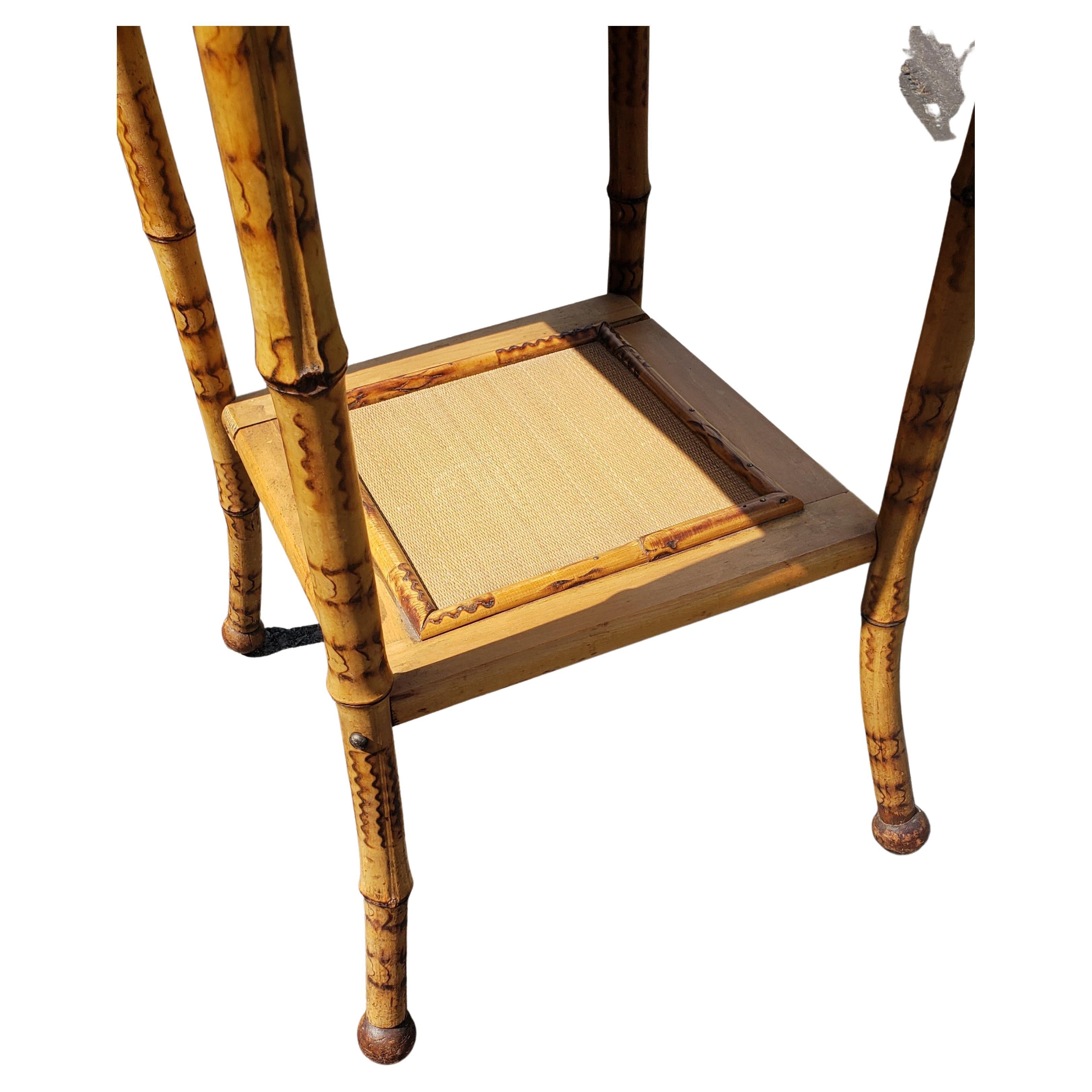 Handwerks- und Arbeitstisch aus verschnörkeltem Bambus und geflochtenem Raffia (20. Jahrhundert) im Angebot