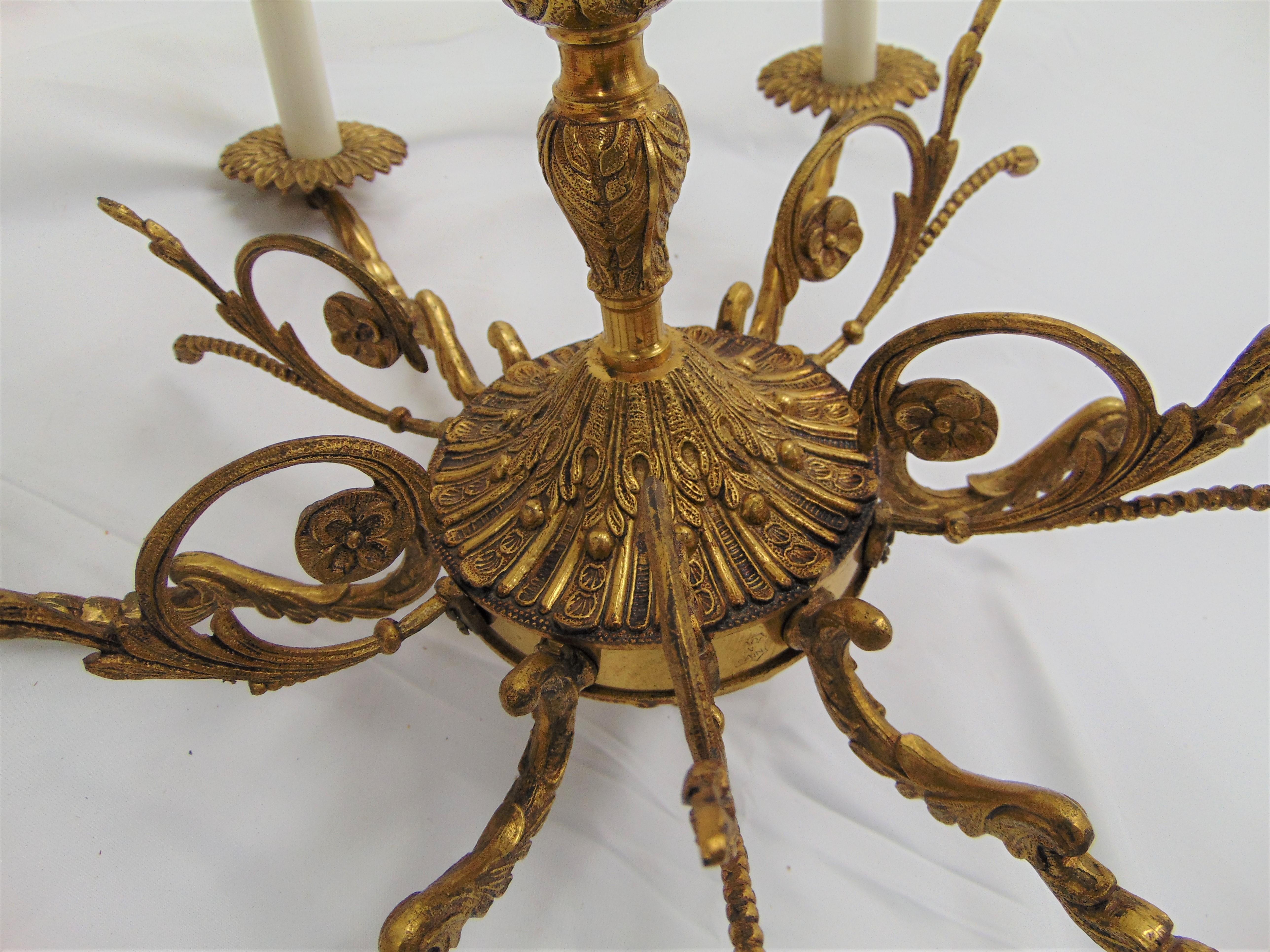 Lustre vintage en laiton orné, fabriqué en Espagne Bon état - En vente à Tulsa, OK