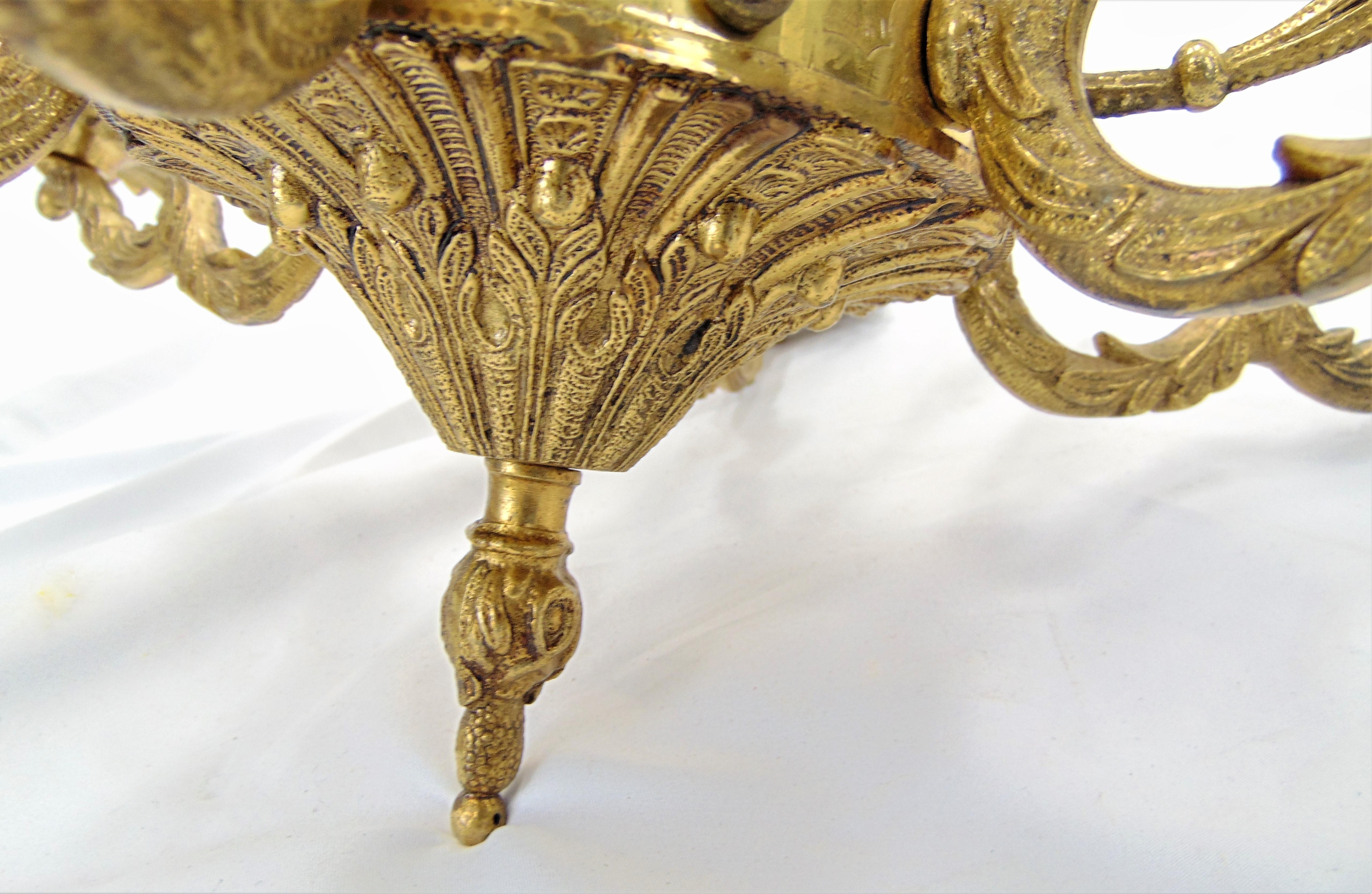 Lustre vintage en laiton orné, fabriqué en Espagne en vente 2