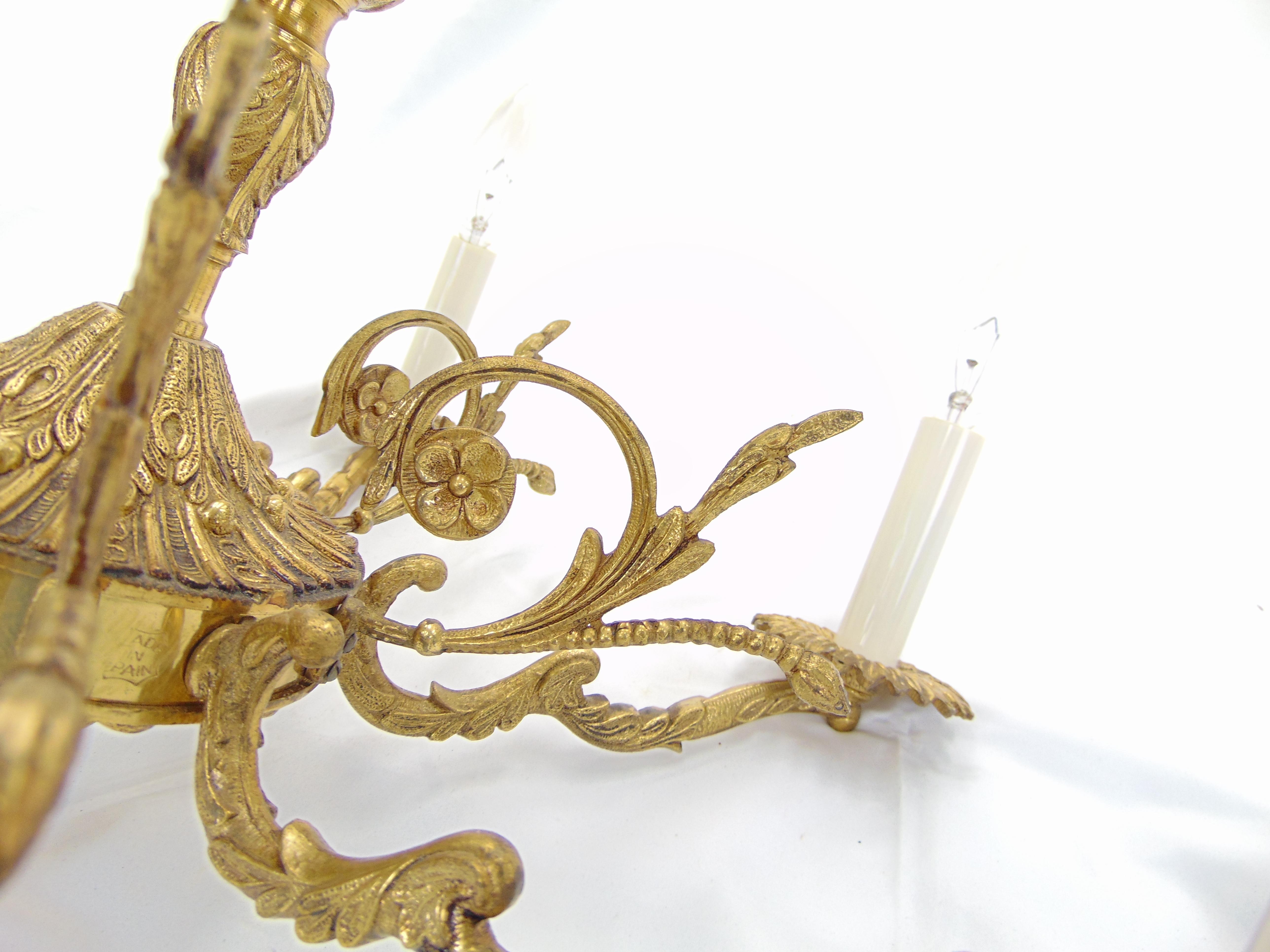 Lustre vintage en laiton orné, fabriqué en Espagne en vente 3