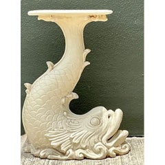 Sockel im Vintage-Stil mit kunstvollem Fish Design