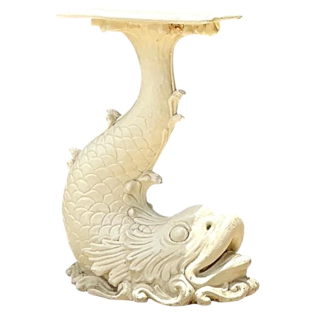 Sockel im Vintage-Stil mit kunstvollem Fish Design im Angebot