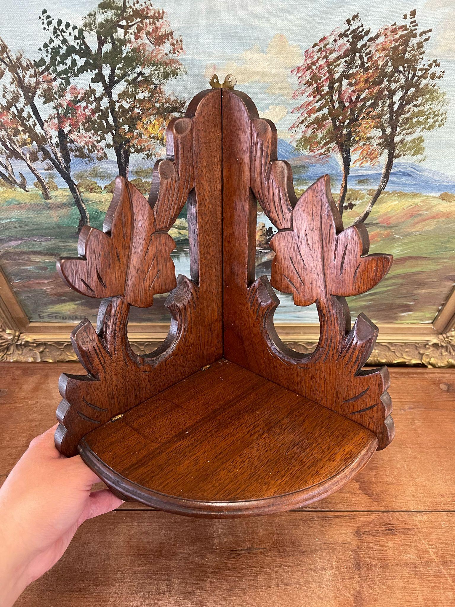 Einzigartiges Eckregal im Vintage-Stil aus dunklem Holz mit Blattmotiven. Handgeschnitztes Eckregal im Schwarzwaldstil. Möglicherweise antik.

Abmessungen. 10 B ; 7 T ; 14 H