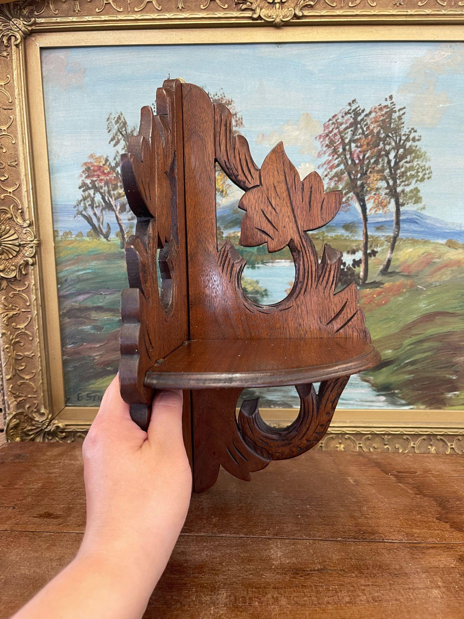 Vintage Ornate Hand geschnitzt hängenden hölzernen Ecke Regal mit Leaf Motiv. (Moderne der Mitte des Jahrhunderts) im Angebot