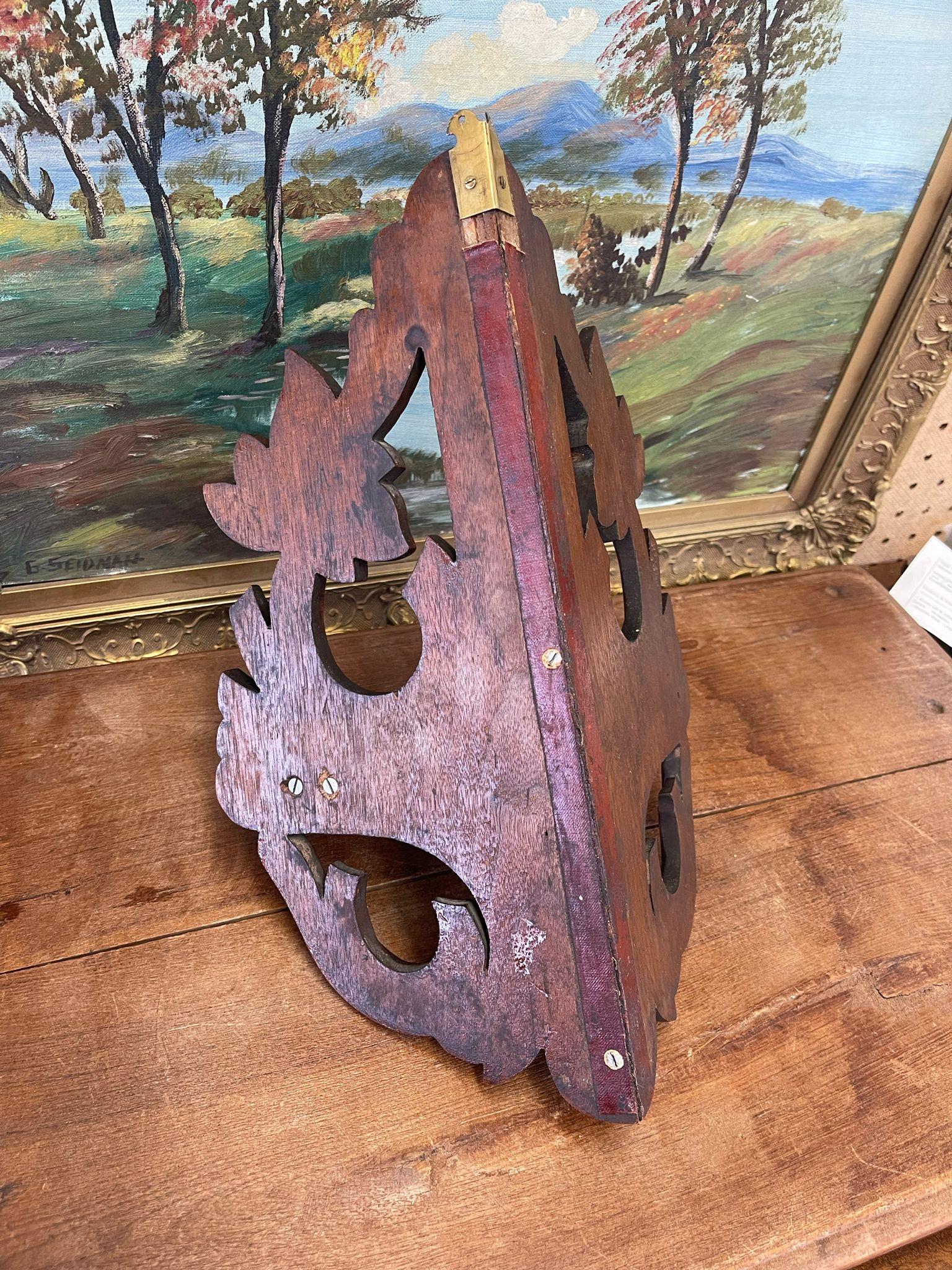 Vintage Ornate Hand geschnitzt hängenden hölzernen Ecke Regal mit Leaf Motiv. im Zustand „Gut“ im Angebot in Seattle, WA