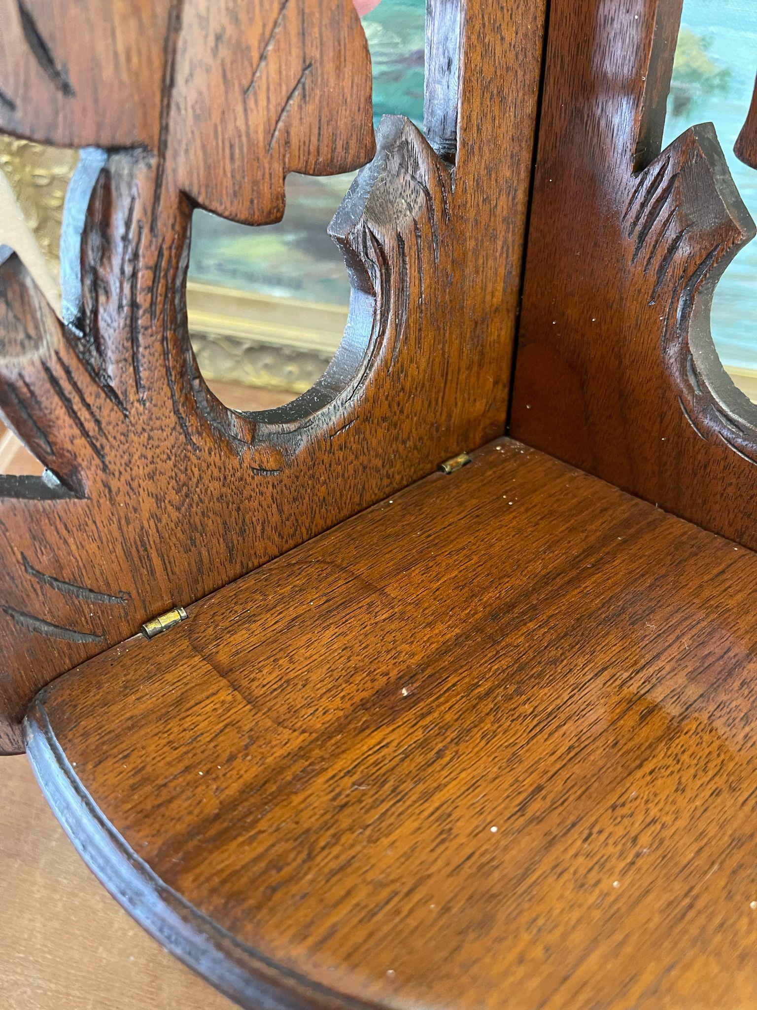 Vintage Ornate Hand geschnitzt hängenden hölzernen Ecke Regal mit Leaf Motiv. (Holz) im Angebot
